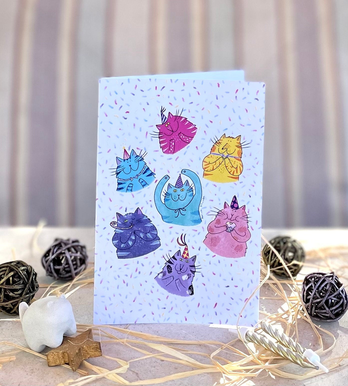 Carte de vœux verticale : Chat patte de chat / Chats avec des chapeaux d'anniversaire et des confettis