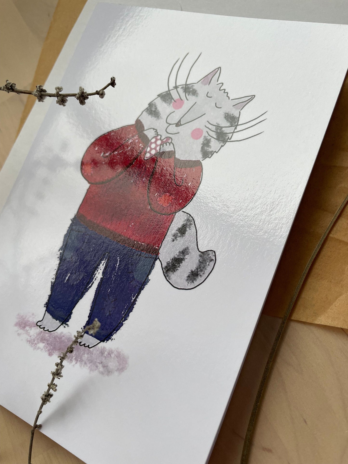 Carte de vœux verticale : Chat tenant un cœur