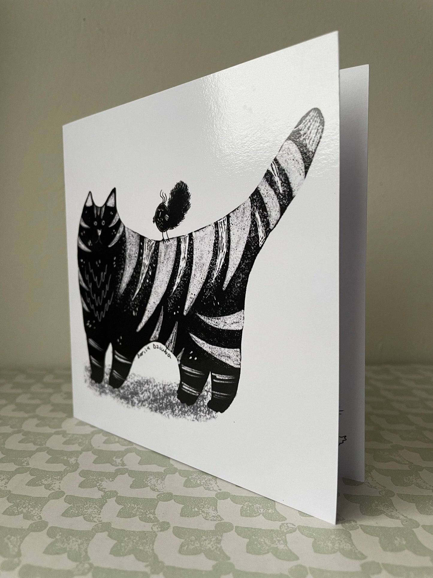 Carte carrée un chat noir avec un portrait d'oiseau: Carte de vœux pliante