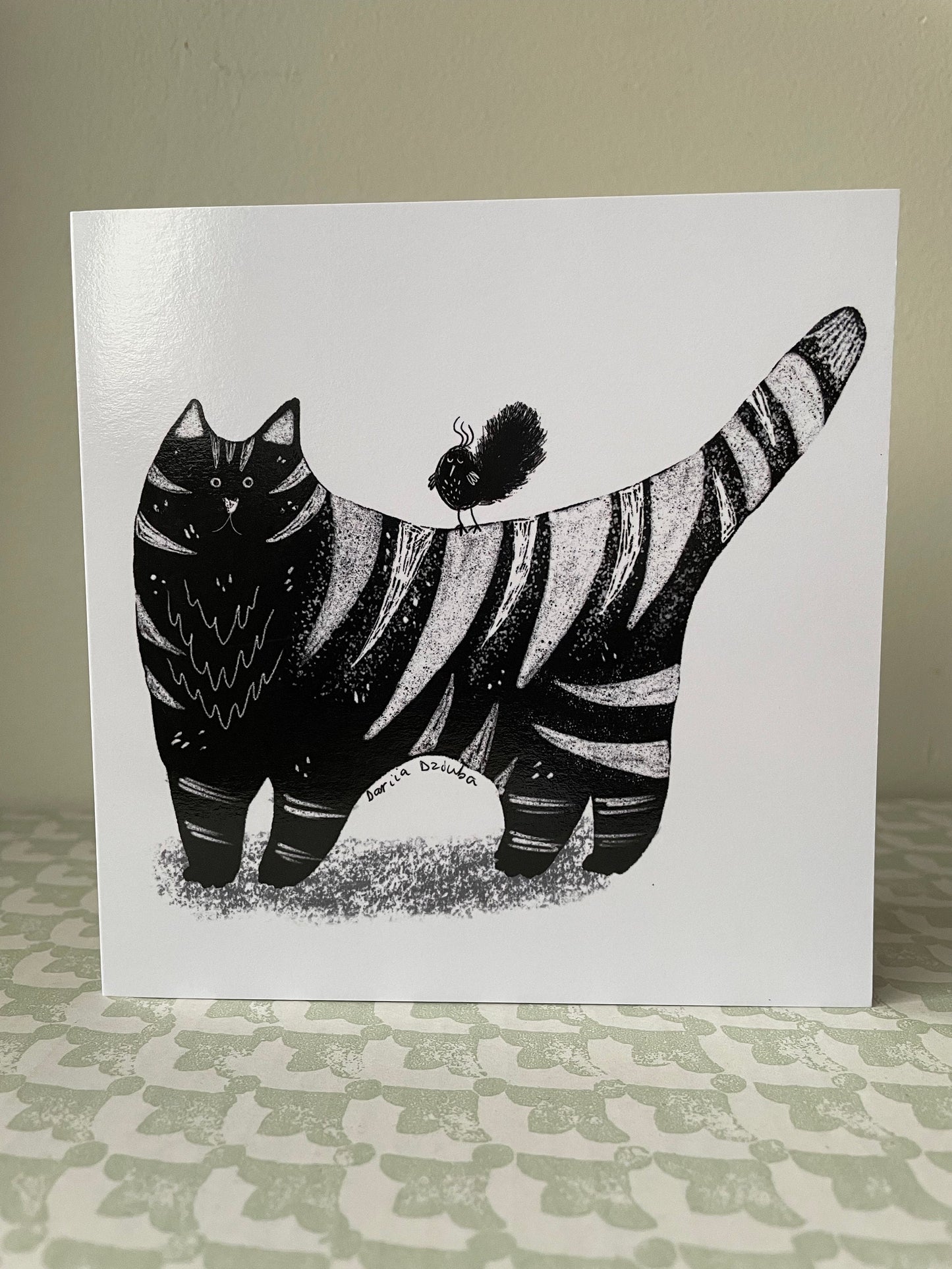 Carte carrée un chat noir avec un portrait d'oiseau: Carte de vœux pliante