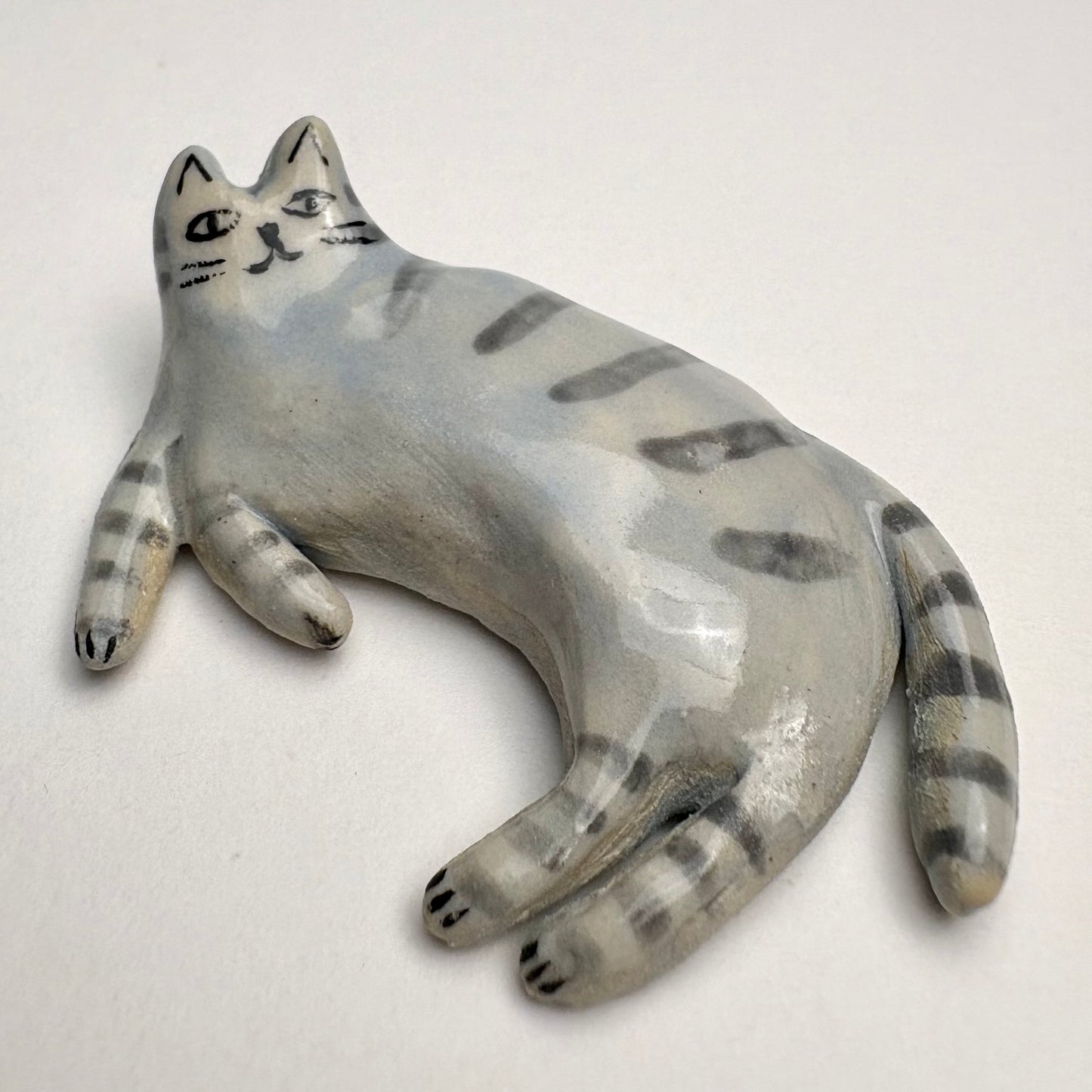Sculpture artisanale de chat tigré gris • Figurine de chat rayé en céramique • Cadeau unique pour les amoureux des chats • Chat miniature • Petit animal en céramique