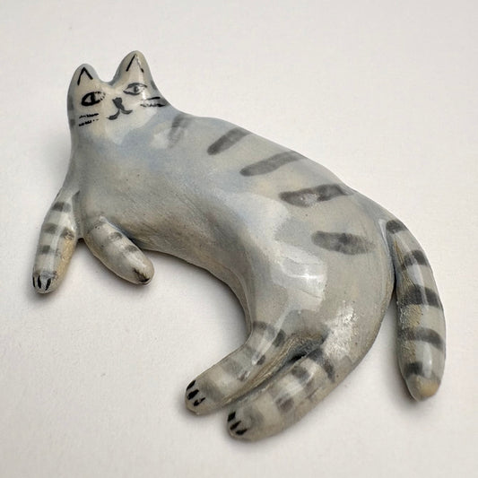 Sculpture artisanale de chat tigré gris • Figurine de chat rayé en céramique • Cadeau unique pour les amoureux des chats • Chat miniature • Petit animal en céramique