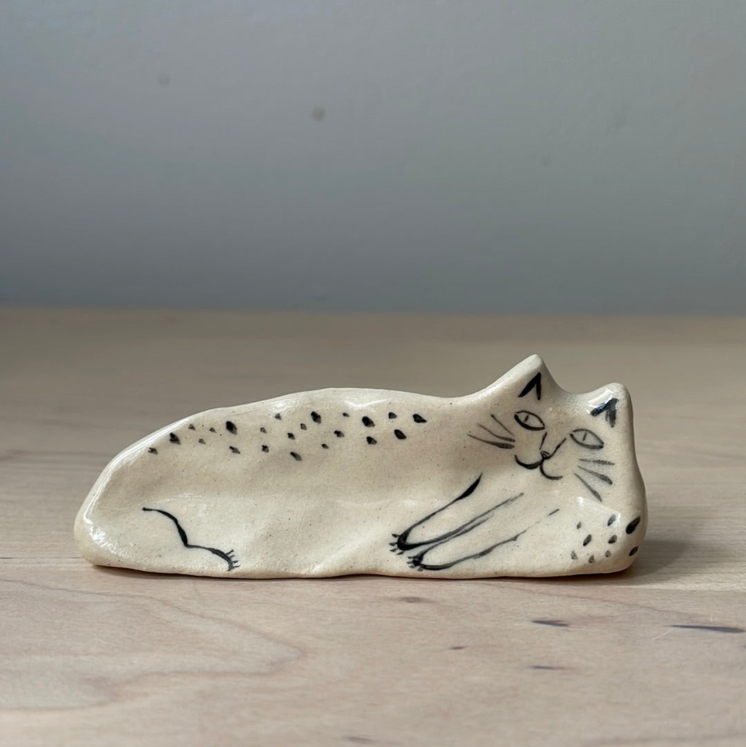 Chat noir et blanc couché sur le côté : Figurine de chat en céramique faite à la main