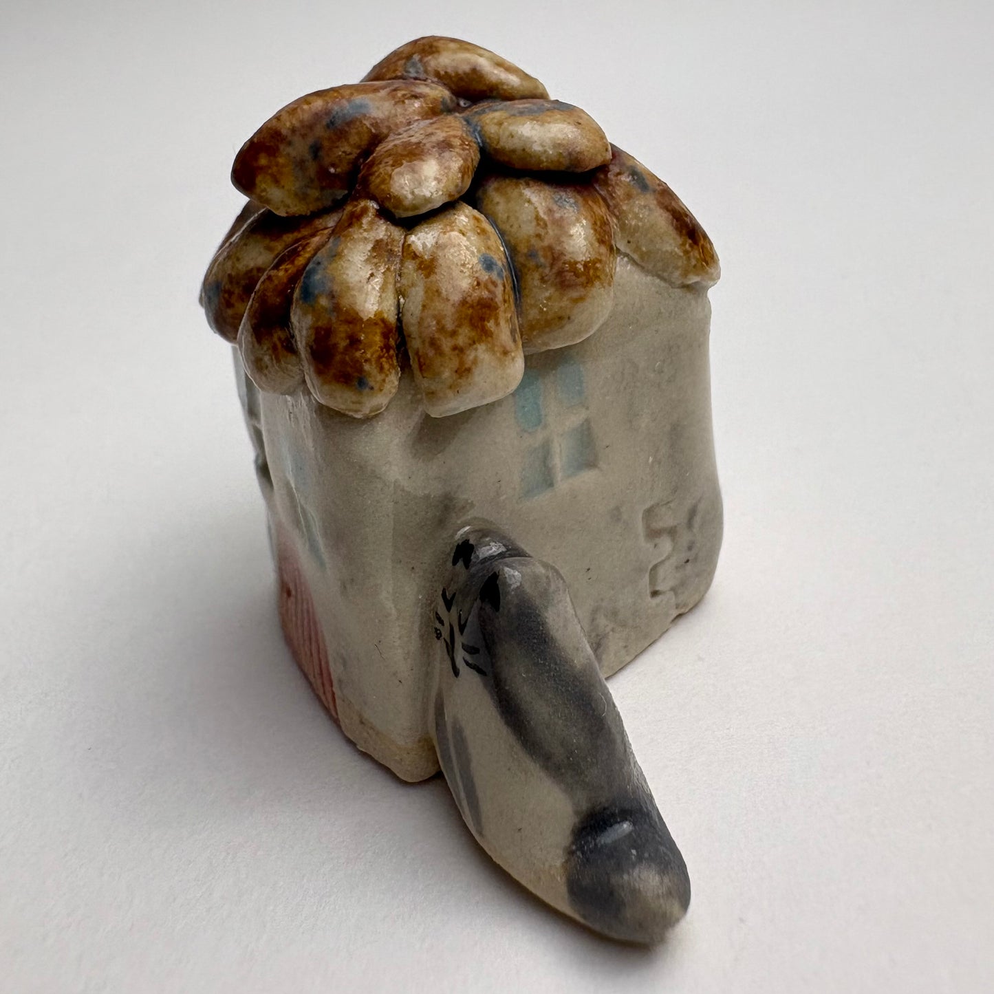 Mini maison en céramique avec chat gris tuxedo – Sculpture de petite maison