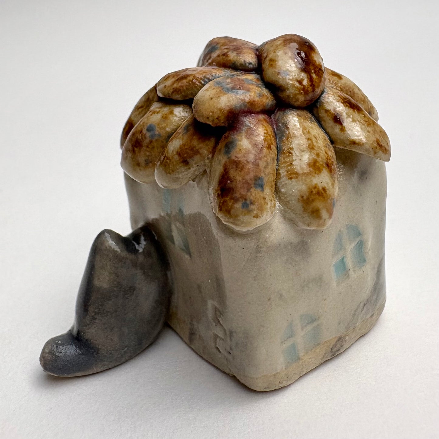 Mini maison en céramique avec chat gris tuxedo – Sculpture de petite maison