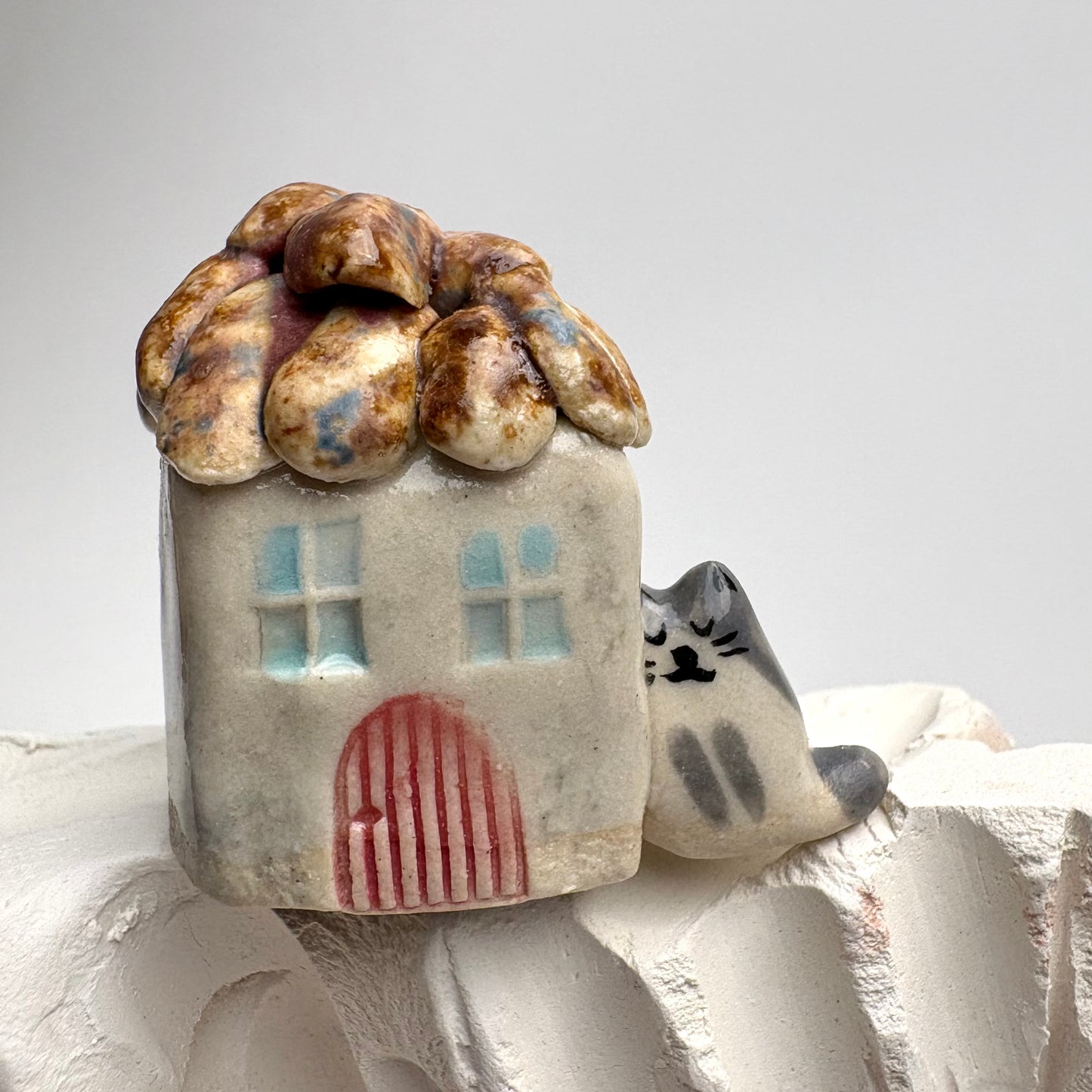Mini maison en céramique avec chat gris tuxedo – Sculpture de petite maison