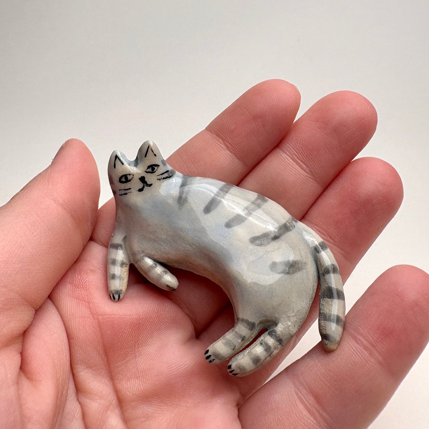 Sculpture artisanale de chat tigré gris • Figurine de chat rayé en céramique • Cadeau unique pour les amoureux des chats • Chat miniature • Petit animal en céramique