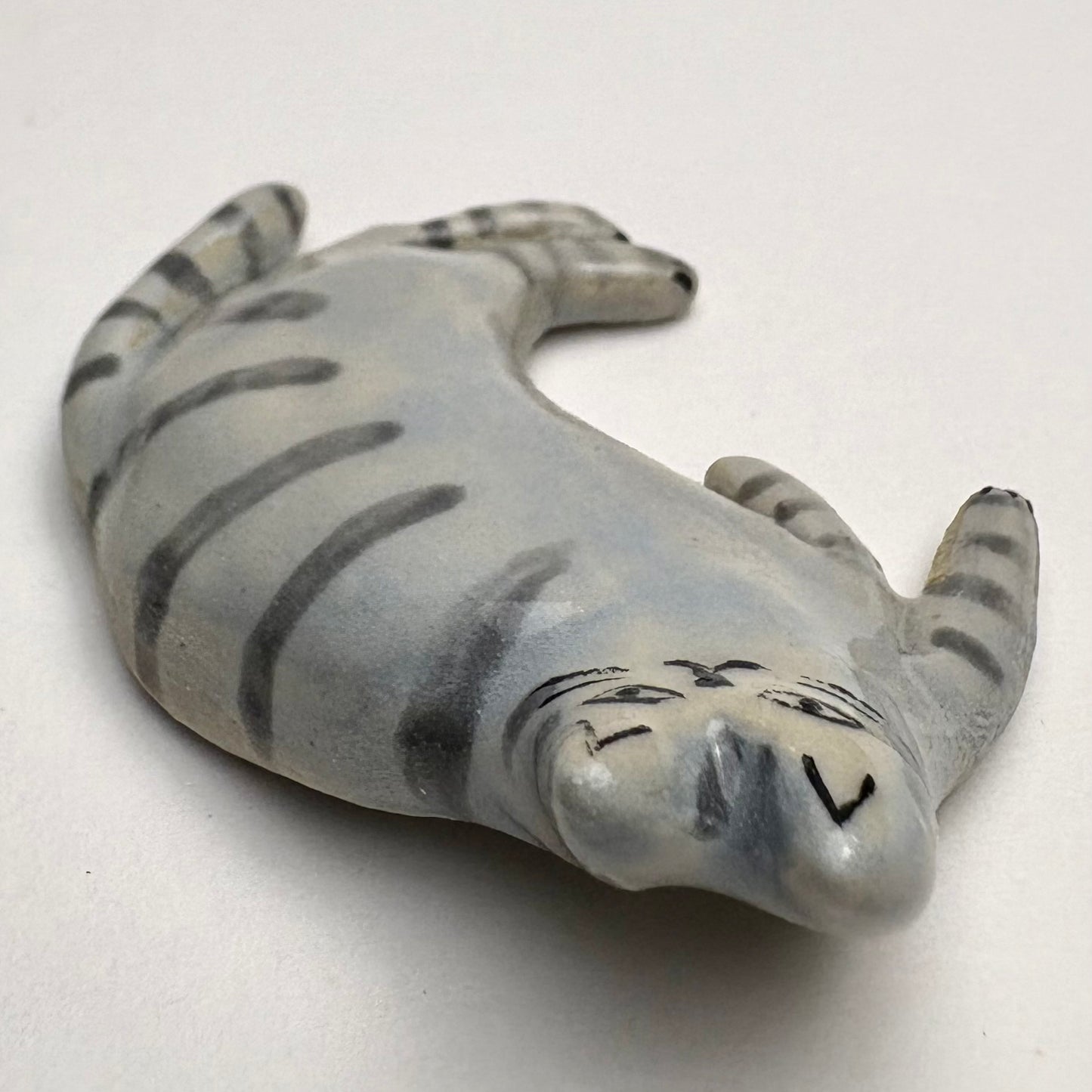 Sculpture artisanale de chat tigré gris • Figurine de chat rayé en céramique • Cadeau unique pour les amoureux des chats • Chat miniature • Petit animal en céramique