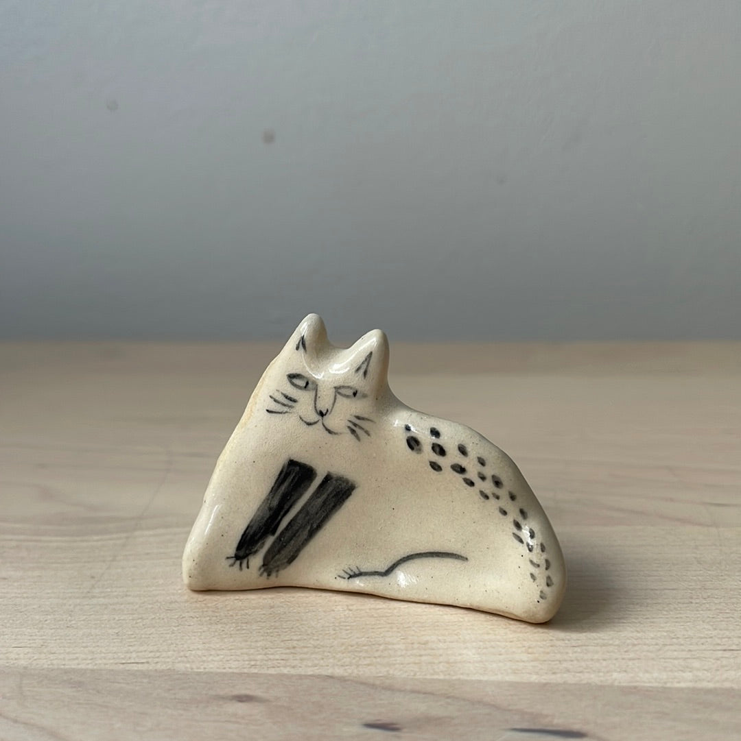 Chat noir et blanc aux pattes noires : Figurine de chat en céramique faite à la main