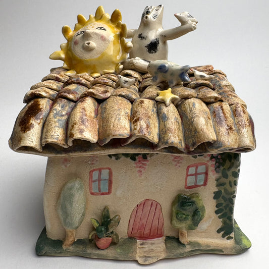Boîte d'art en céramique fantaisiste représentant une maison avec chat, soleil, oiseaux et poisson à quatre pattes — Pièce de collection sculptée à la main