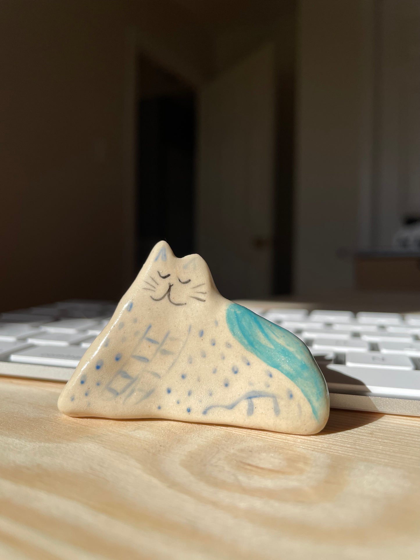 Chat turquoise et blanc avec de minuscules taches : Figurine de chat en céramique faite à la main