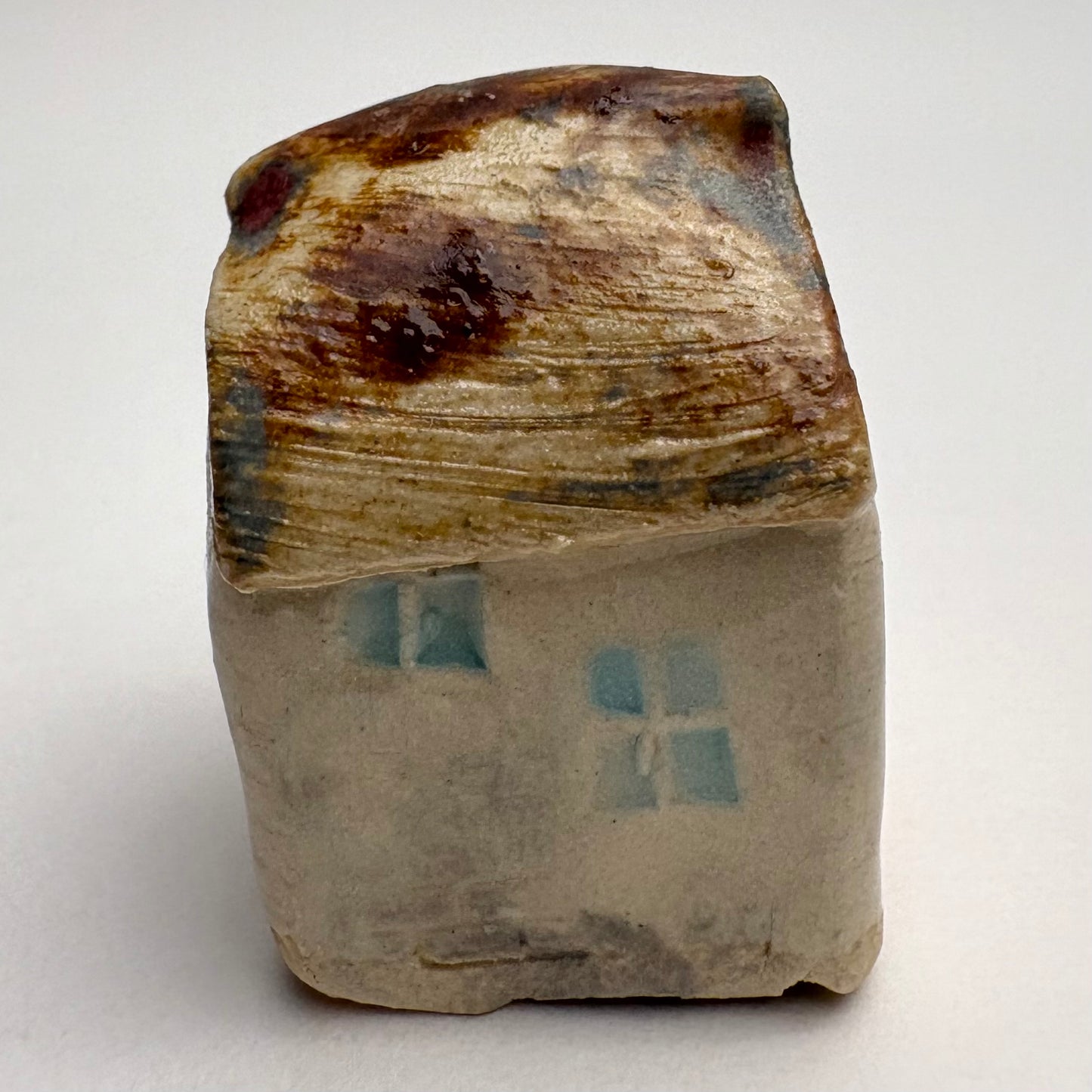 Mini maison en céramique avec chat tuxedo – Tuiles de toit individuelles – Charmant cottage sculpté à la main