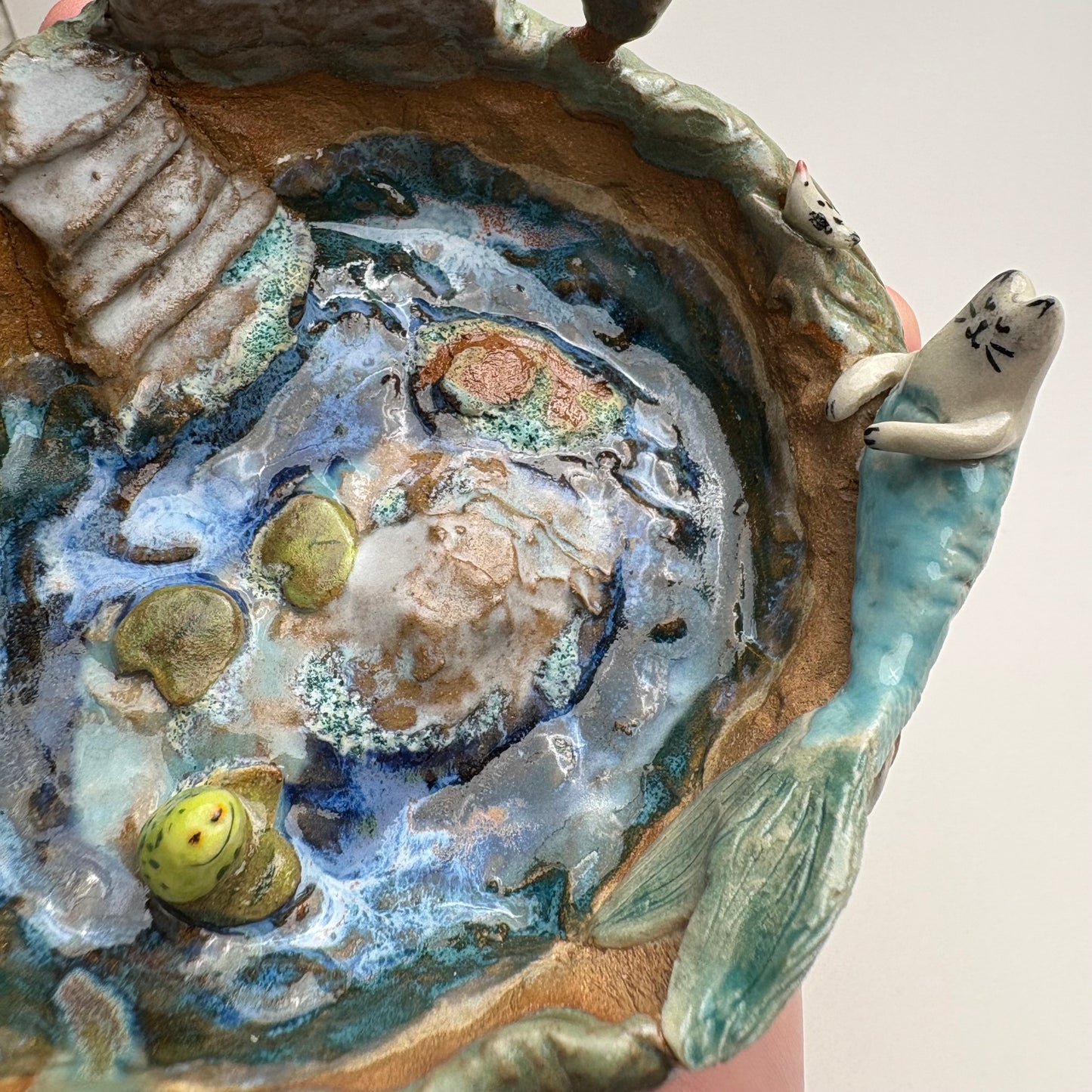 Bol en céramique fait main représentant un chat sirène féerique