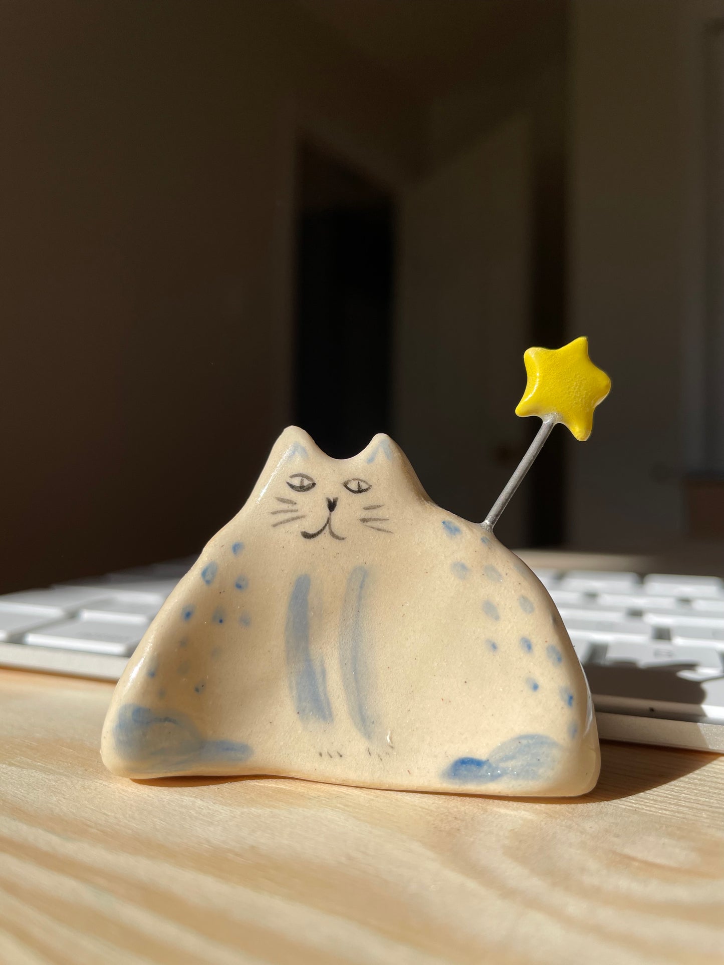 Chat blanc et bleu assis/debout avec étoile : Figurine de chat en céramique faite à la main