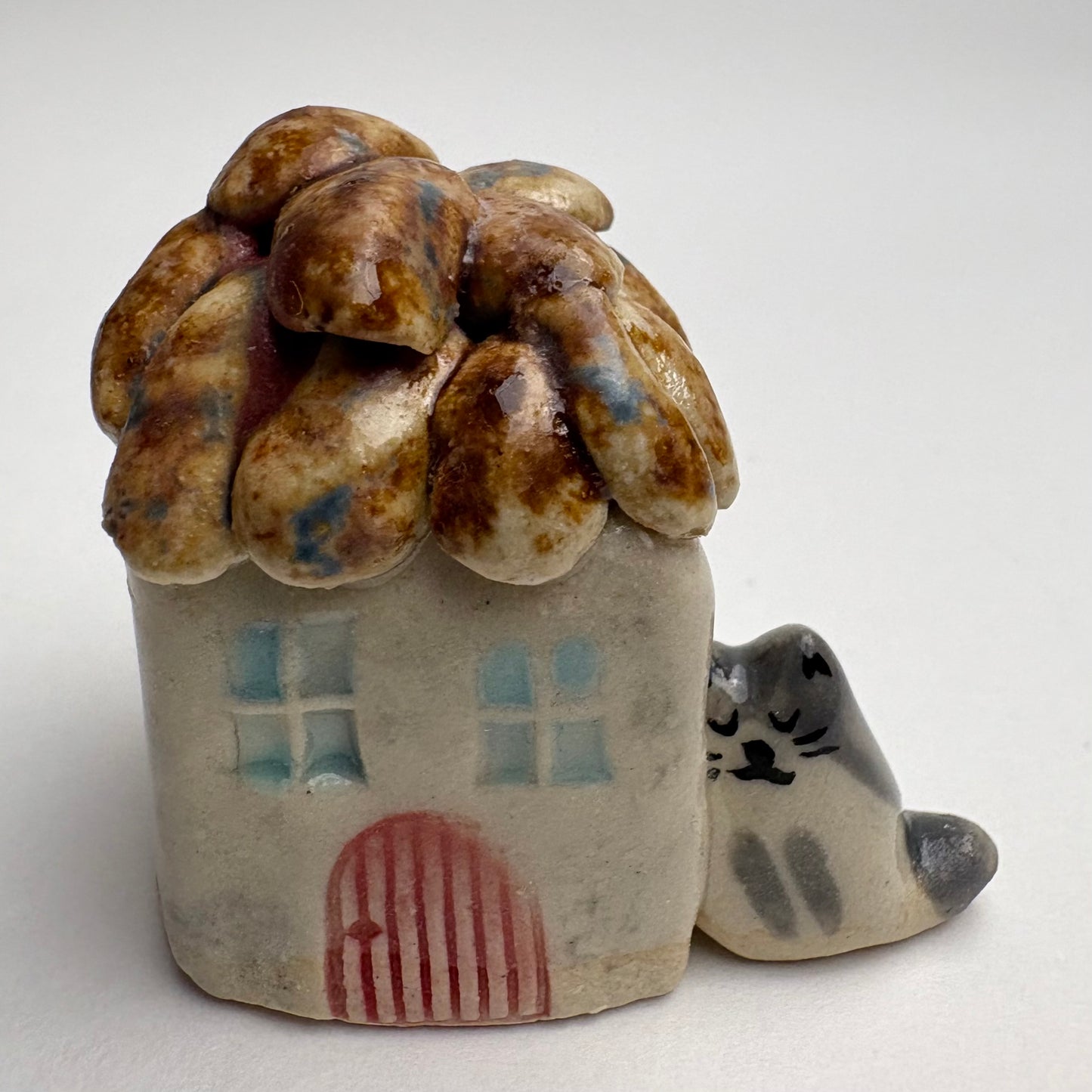 Mini maison en céramique avec chat gris tuxedo – Sculpture de petite maison
