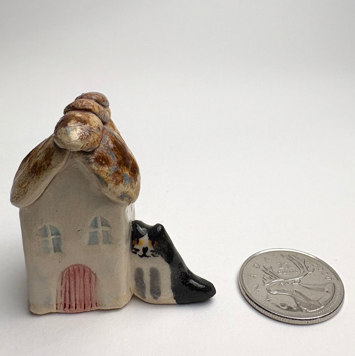 Mini maison en céramique avec chat tuxedo – Tuiles de toit individuelles – Charmant cottage sculpté à la main