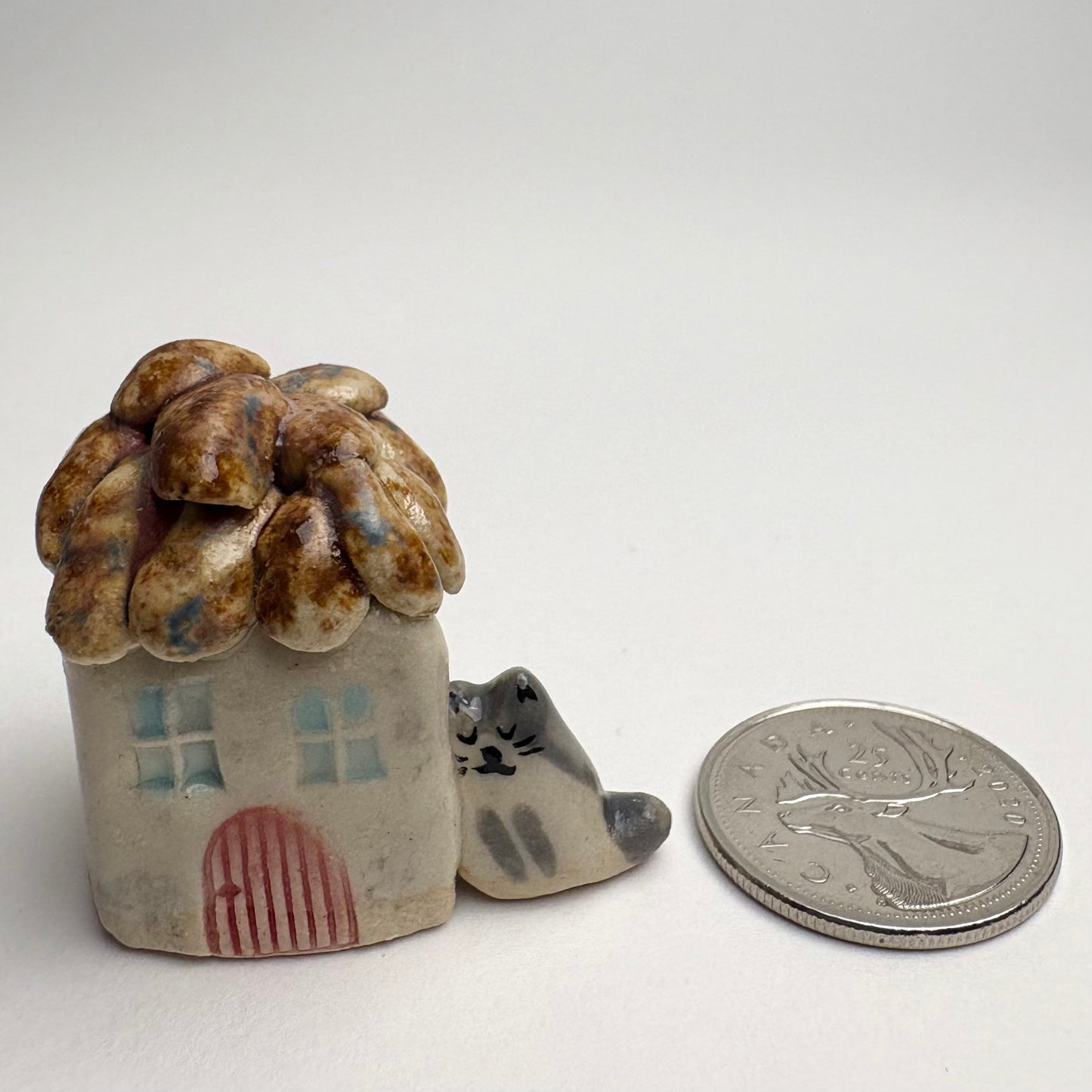 Mini maison en céramique avec chat gris tuxedo – Sculpture de petite maison