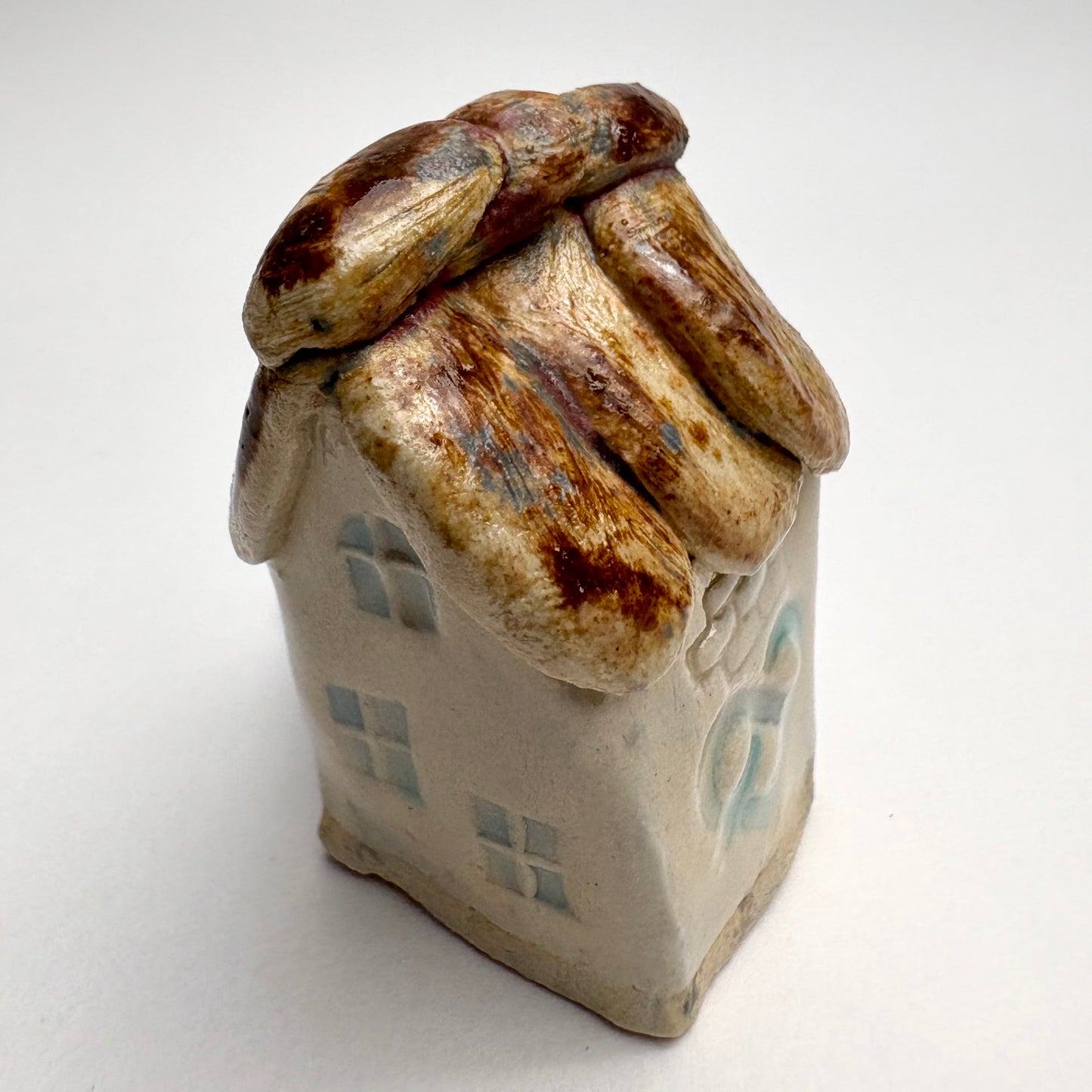 Mini maison en céramique avec chat tuxedo – Tuiles de toit individuelles – Charmant cottage sculpté à la main