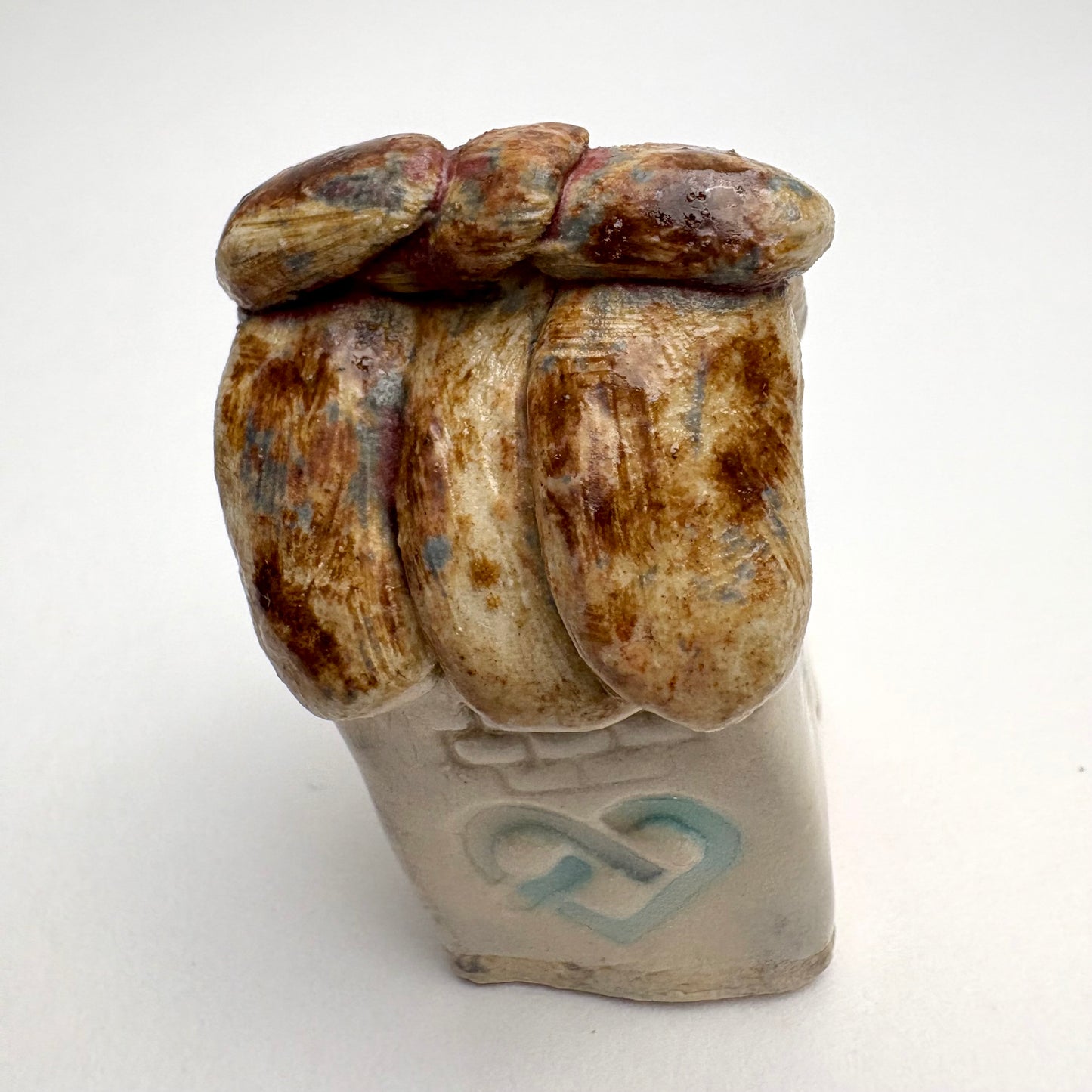 Mini maison en céramique avec chat tuxedo – Tuiles de toit individuelles – Charmant cottage sculpté à la main