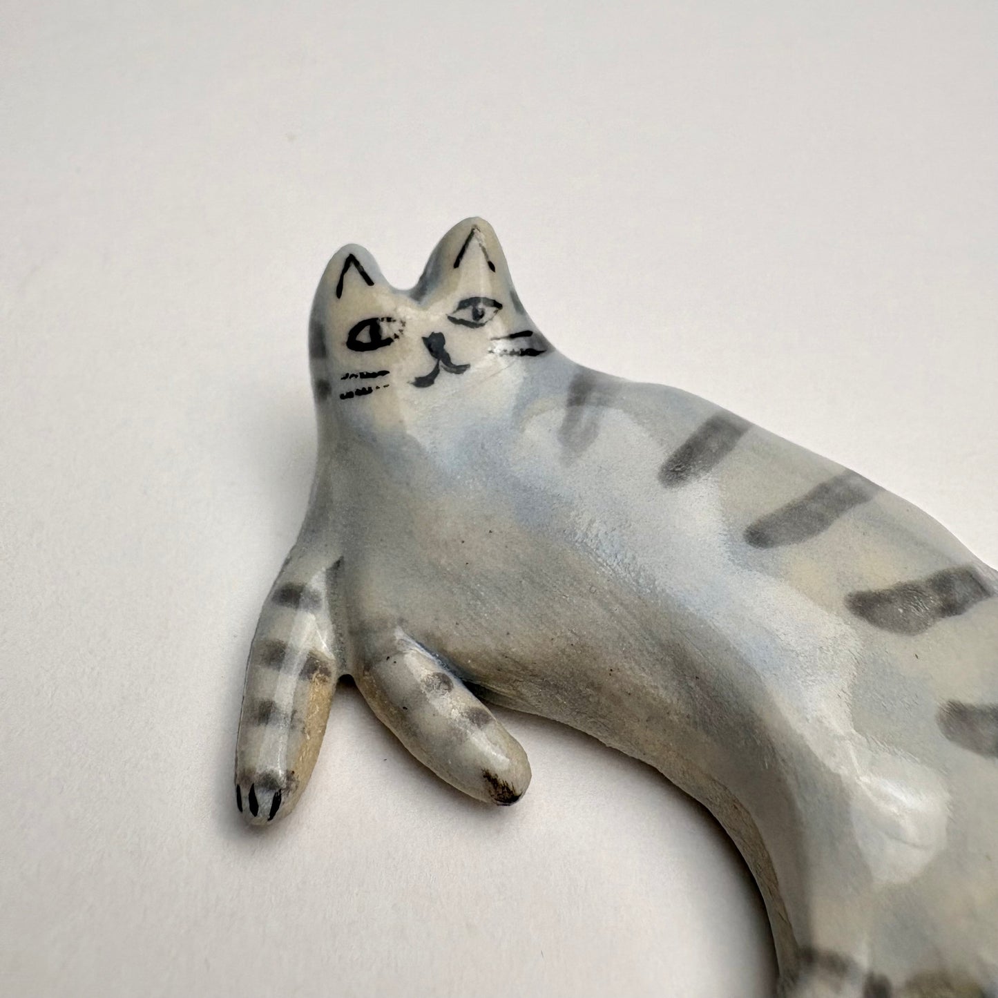 Sculpture artisanale de chat tigré gris • Figurine de chat rayé en céramique • Cadeau unique pour les amoureux des chats • Chat miniature • Petit animal en céramique