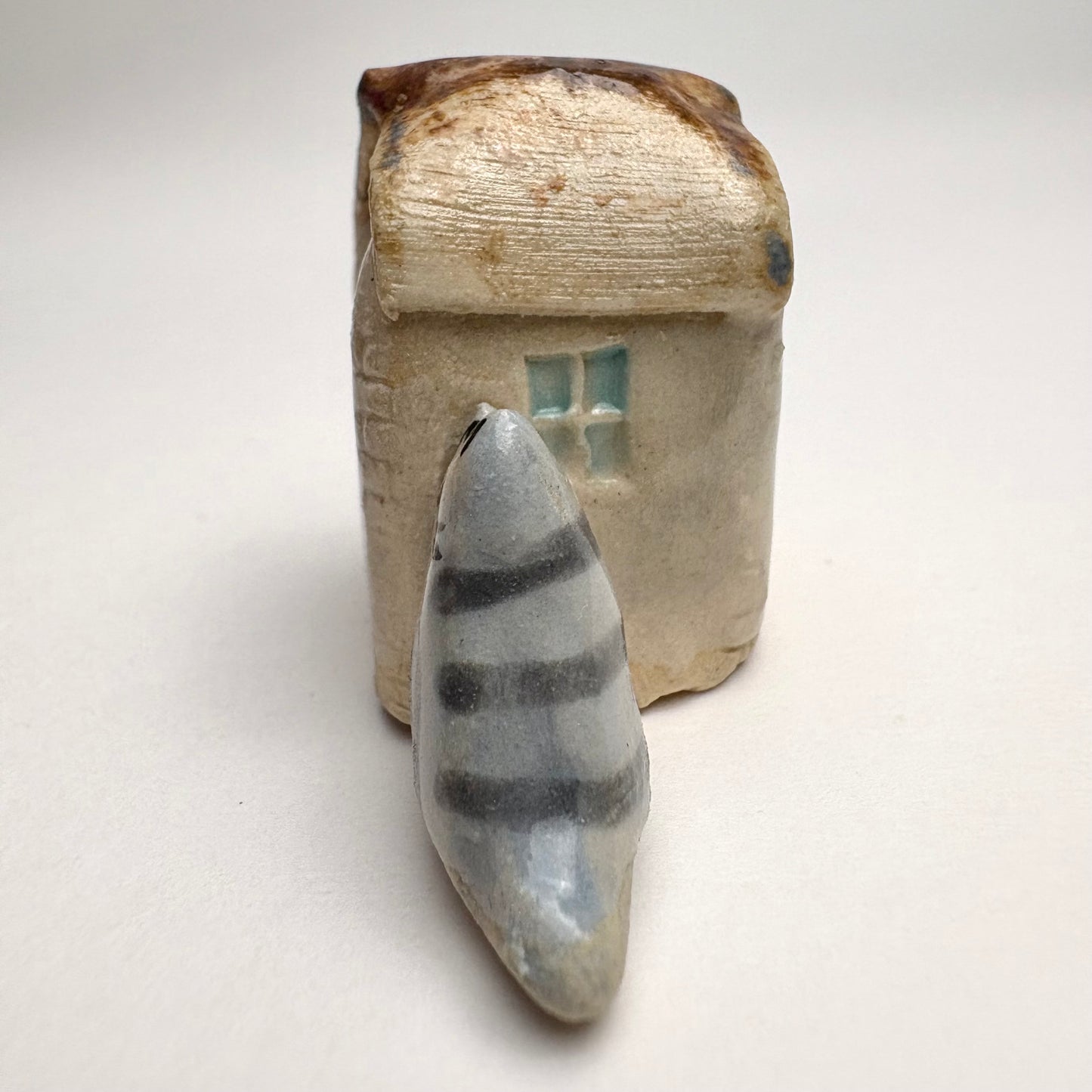 Mini maison en céramique avec chat tuxedo – Tuiles de toit individuelles – Charmant cottage sculpté à la main
