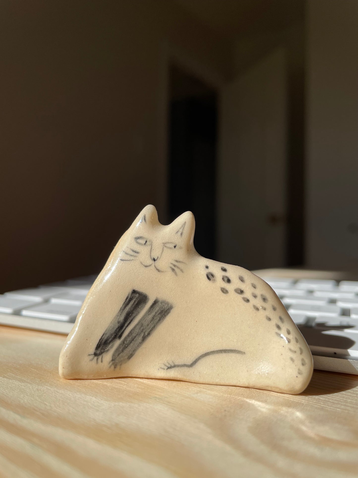 Chat noir et blanc aux pattes noires : Figurine de chat en céramique faite à la main