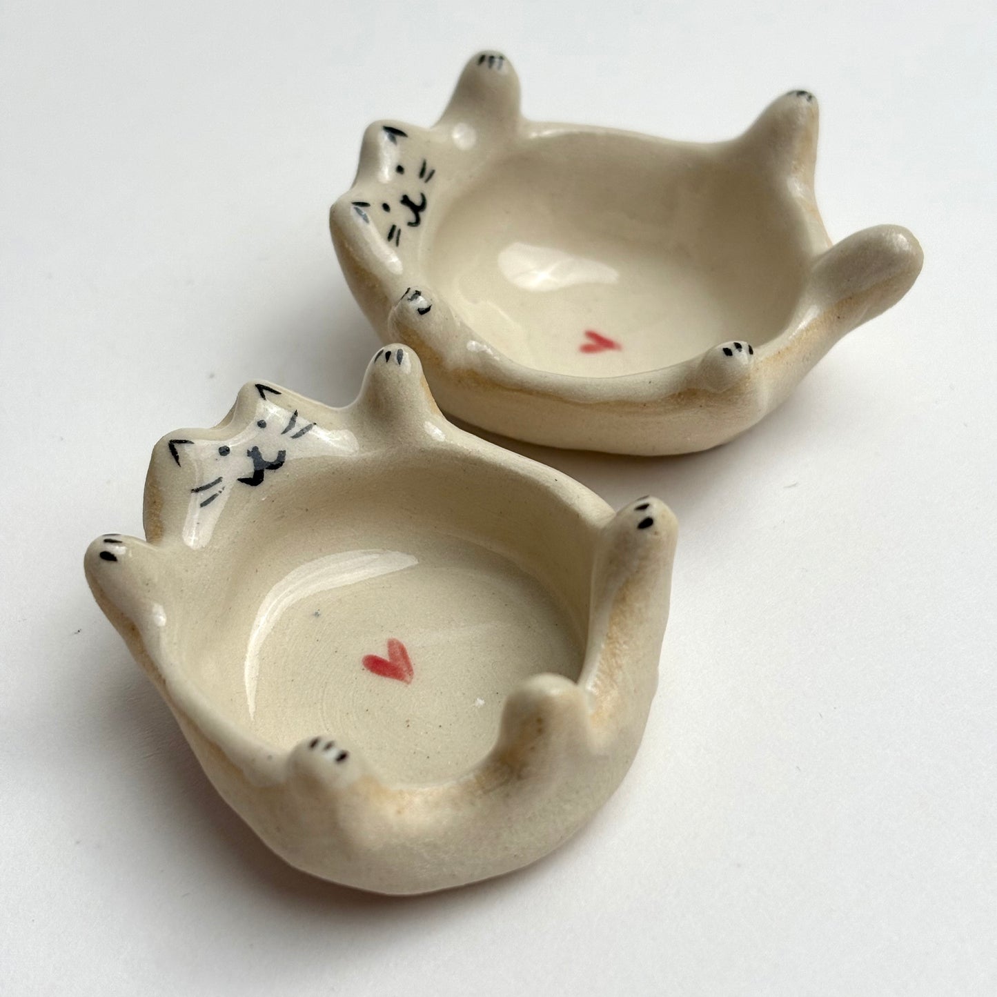 Mini palette en céramique artisanale en forme de chat, idéale pour l'aquarelle, l'acrylique, les engobes ou autres peintures. 