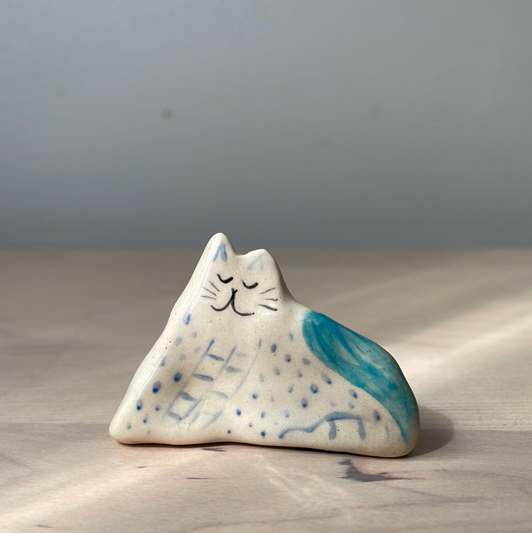 Chat turquoise et blanc avec de minuscules taches : Figurine de chat en céramique faite à la main