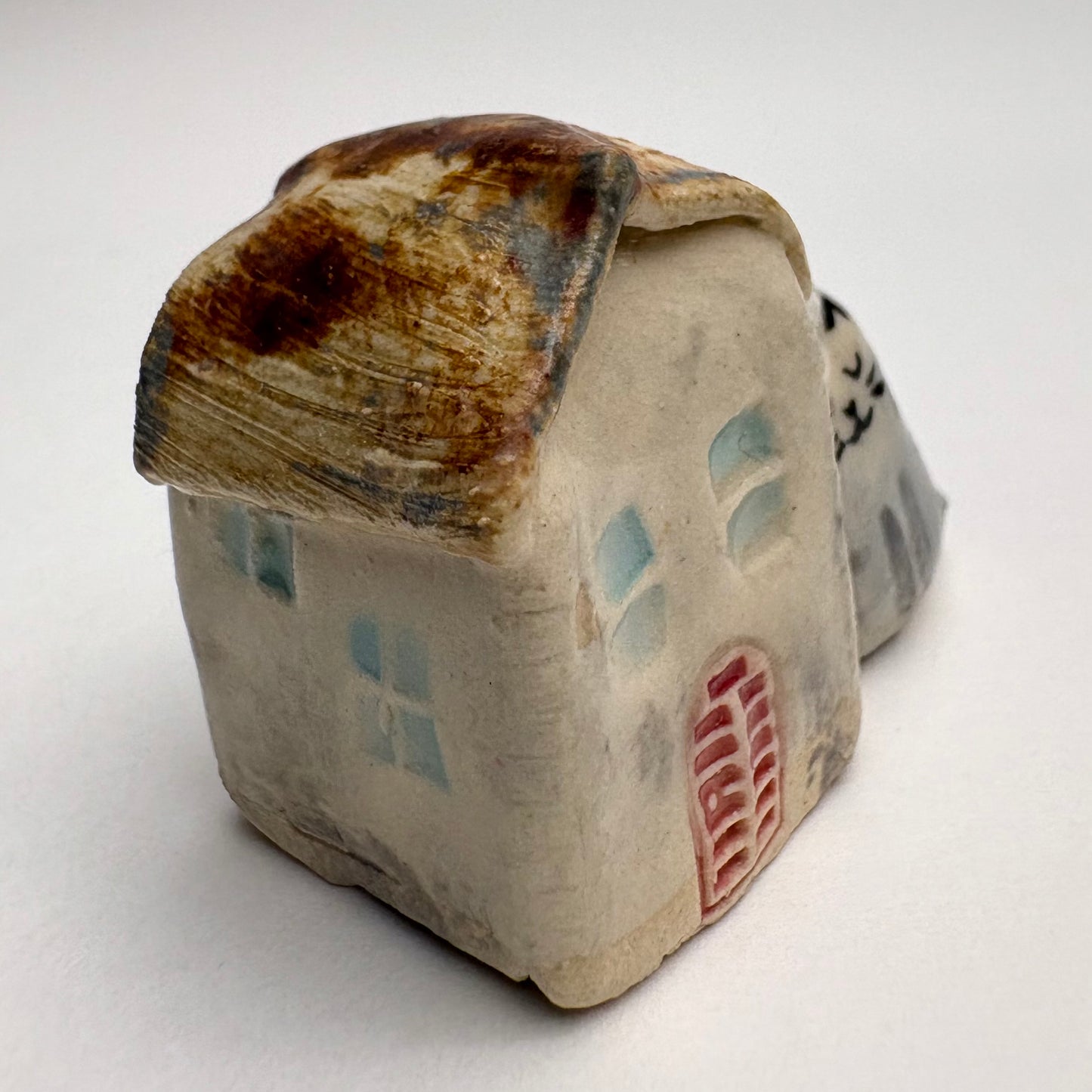 Mini maison en céramique avec chat tuxedo – Tuiles de toit individuelles – Charmant cottage sculpté à la main