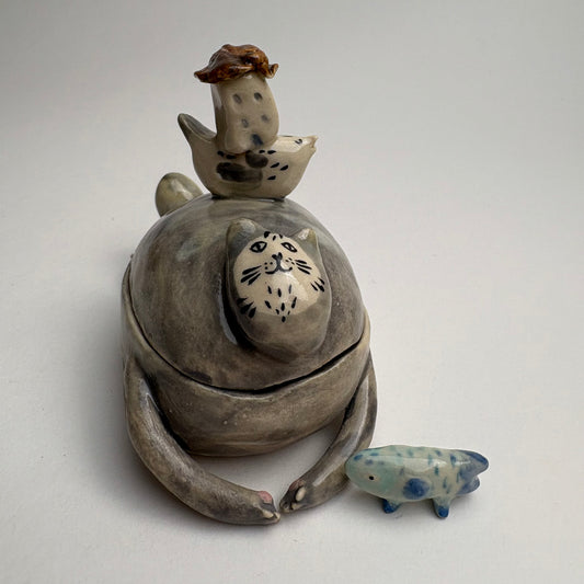 Boîte à bijoux fantaisiste en céramique représentant un chat, un oiseau et un poisson à quatre pattes — Pièce de collection sculptée à la main