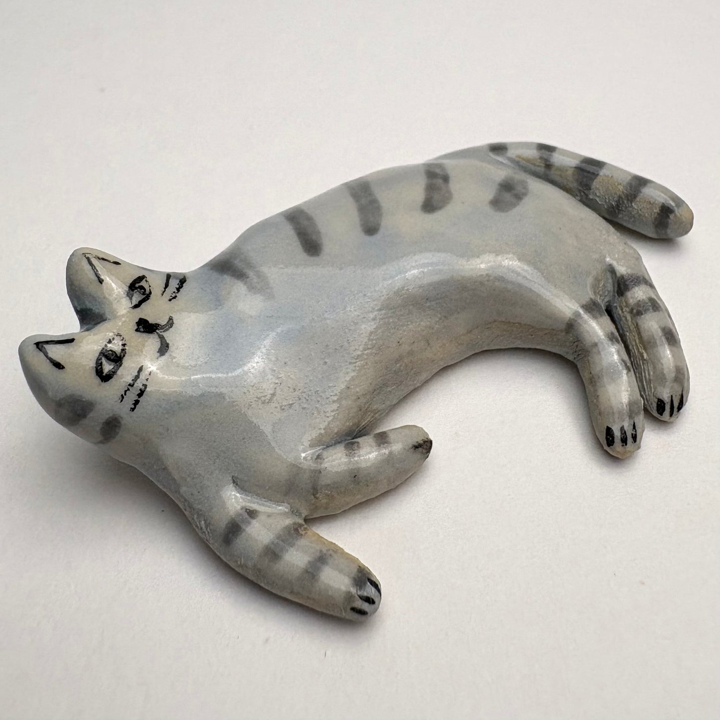 Sculpture artisanale de chat tigré gris • Figurine de chat rayé en céramique • Cadeau unique pour les amoureux des chats • Chat miniature • Petit animal en céramique