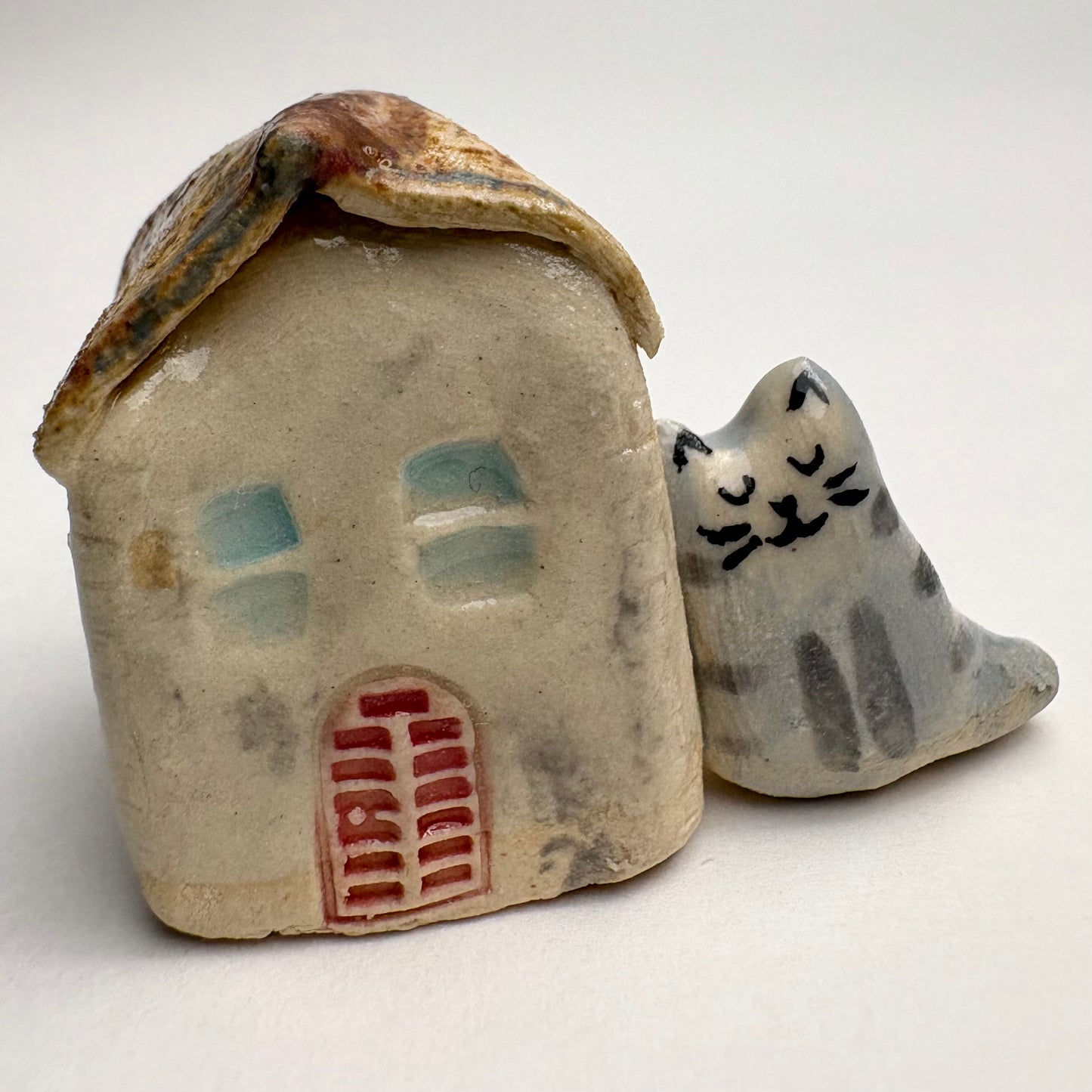 Mini maison en céramique avec chat tuxedo – Tuiles de toit individuelles – Charmant cottage sculpté à la main