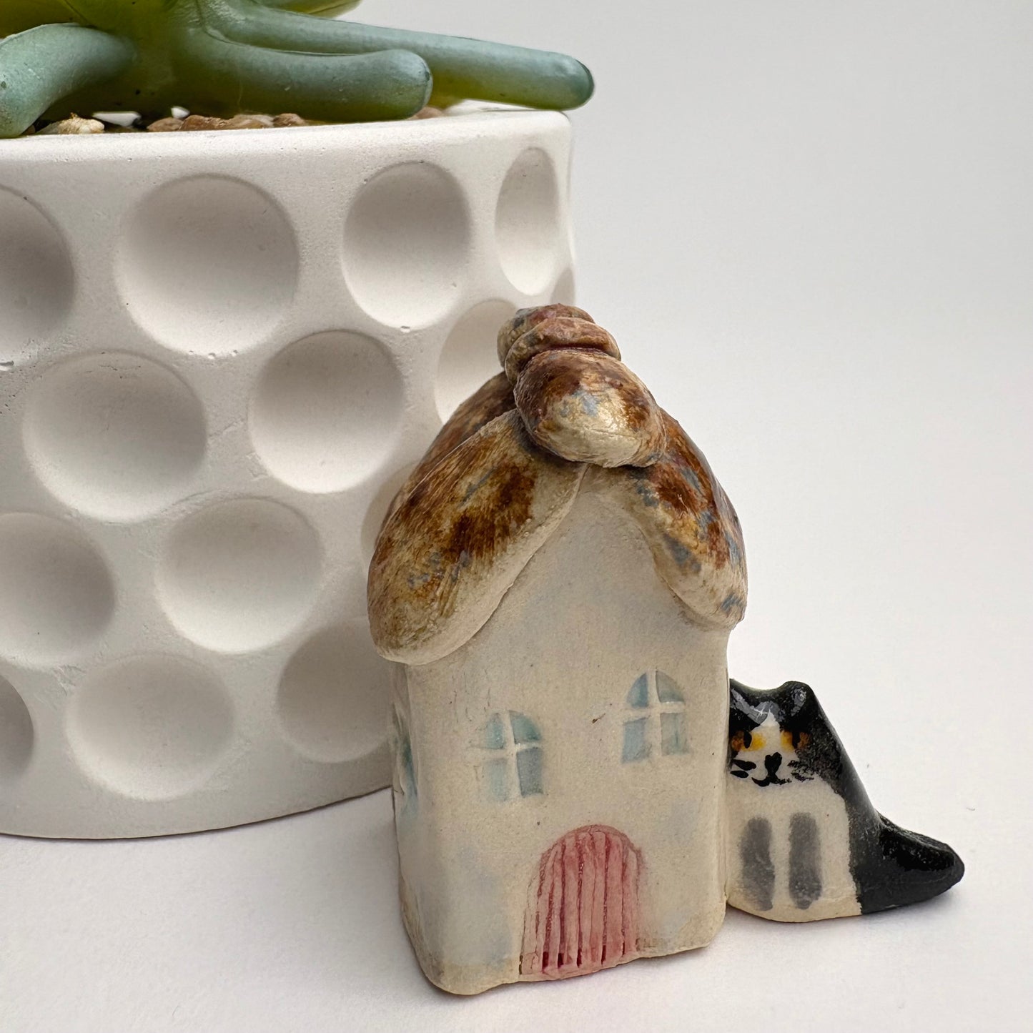 Mini maison en céramique avec chat tuxedo – Tuiles de toit individuelles – Charmant cottage sculpté à la main