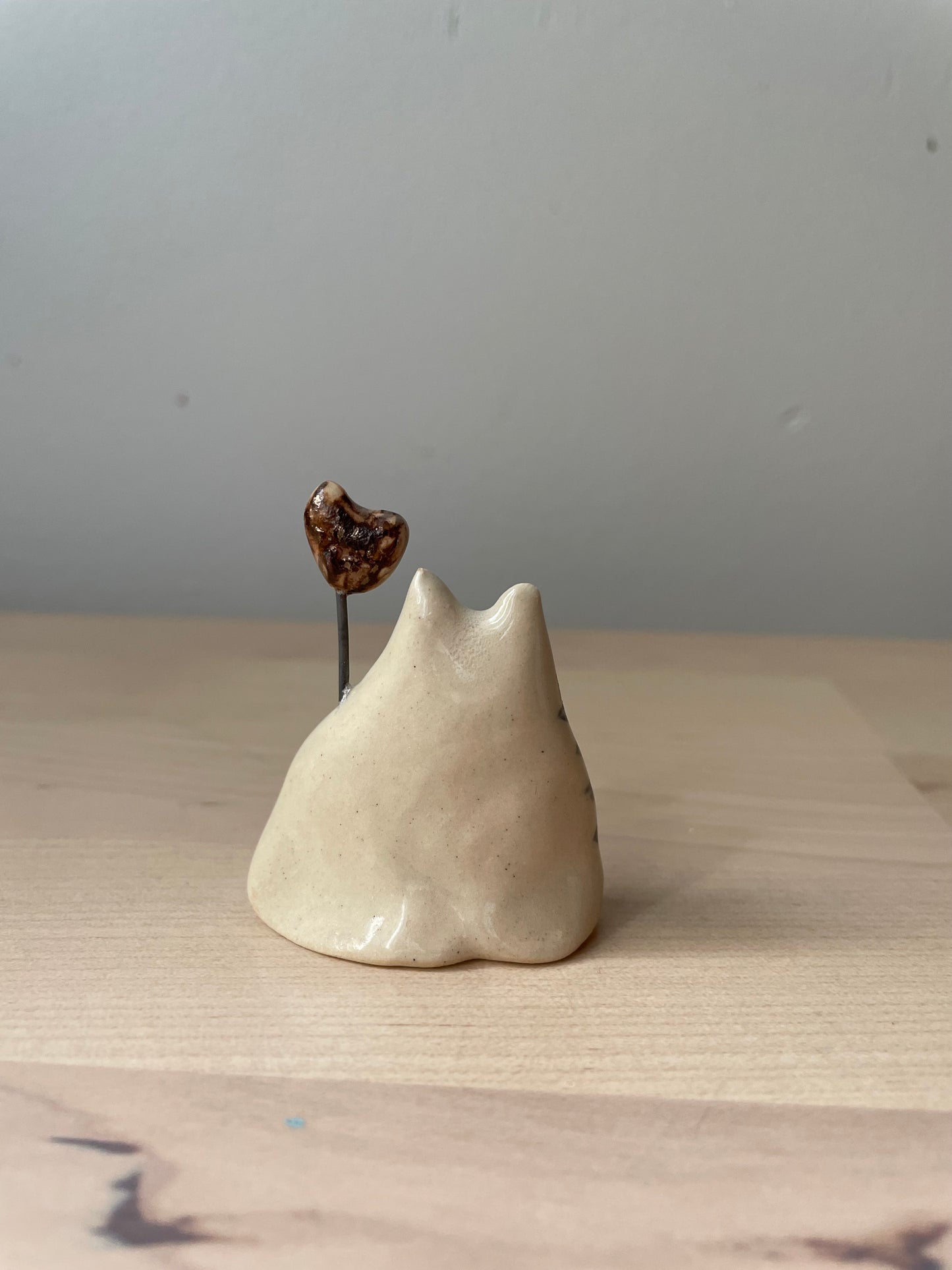 Chat blanc et noir assis/debout avec coeur : Figurine de chat en céramique faite à la main