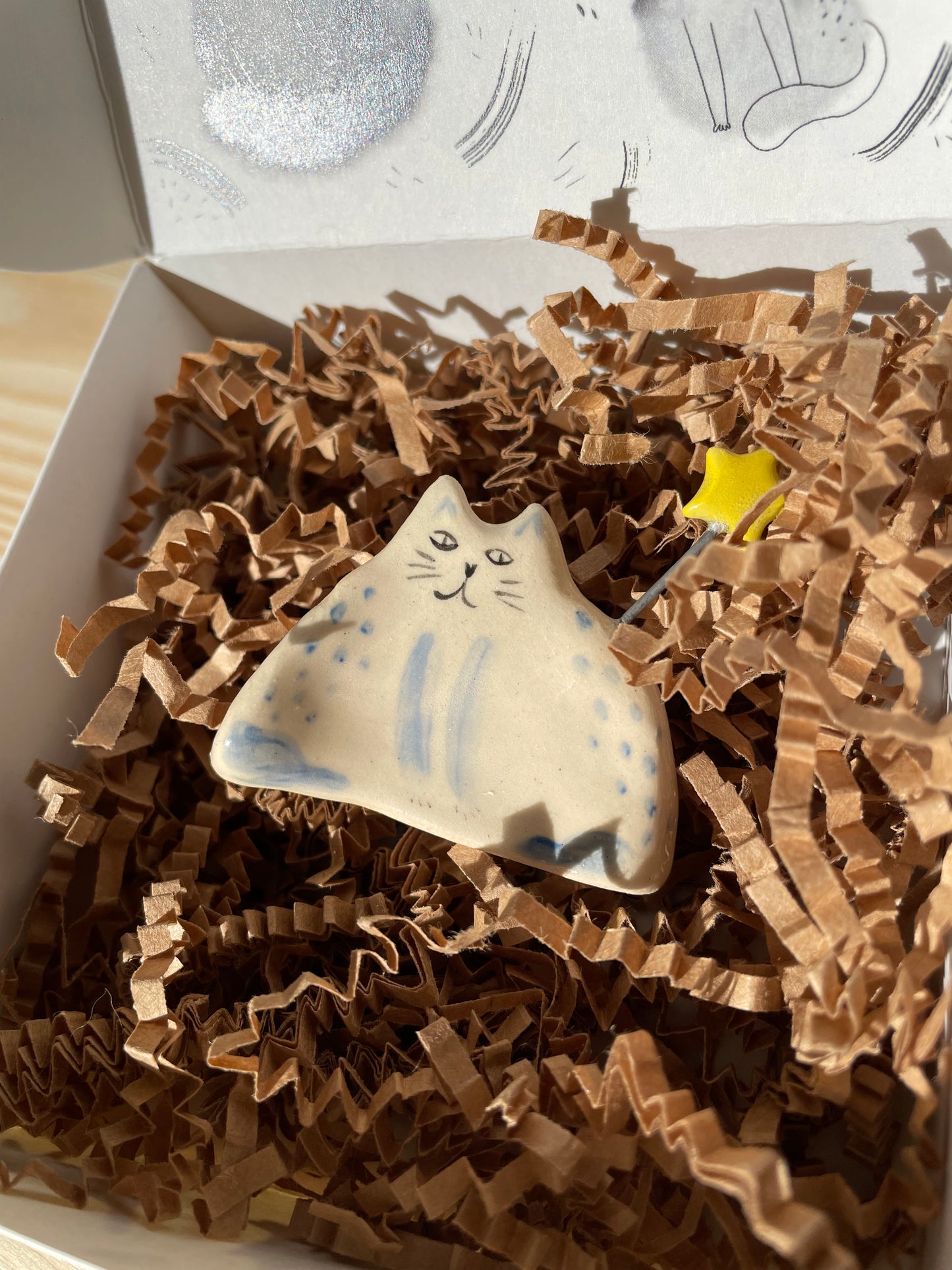 Chat blanc et bleu assis/debout avec étoile : Figurine de chat en céramique faite à la main