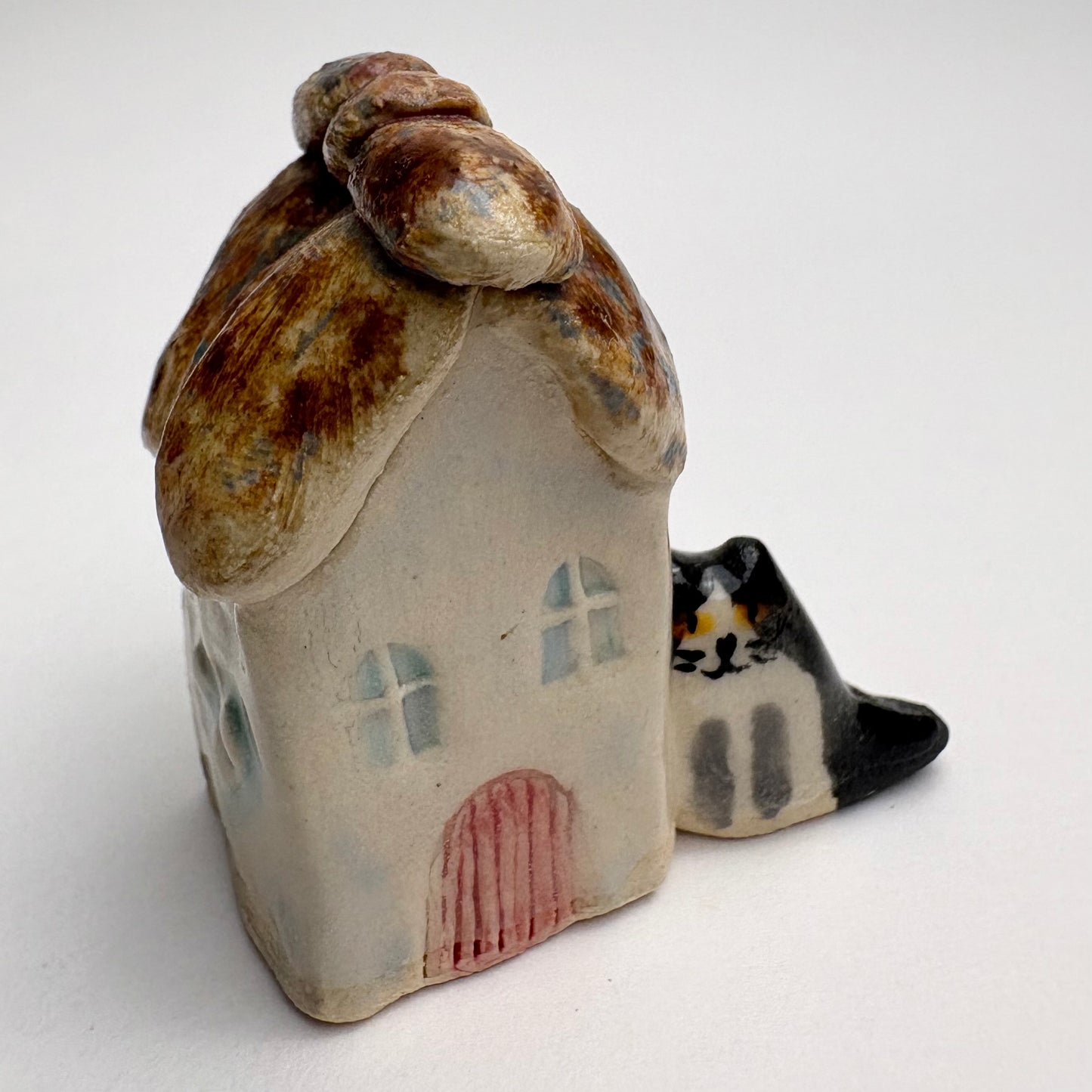Mini maison en céramique avec chat tuxedo – Tuiles de toit individuelles – Charmant cottage sculpté à la main