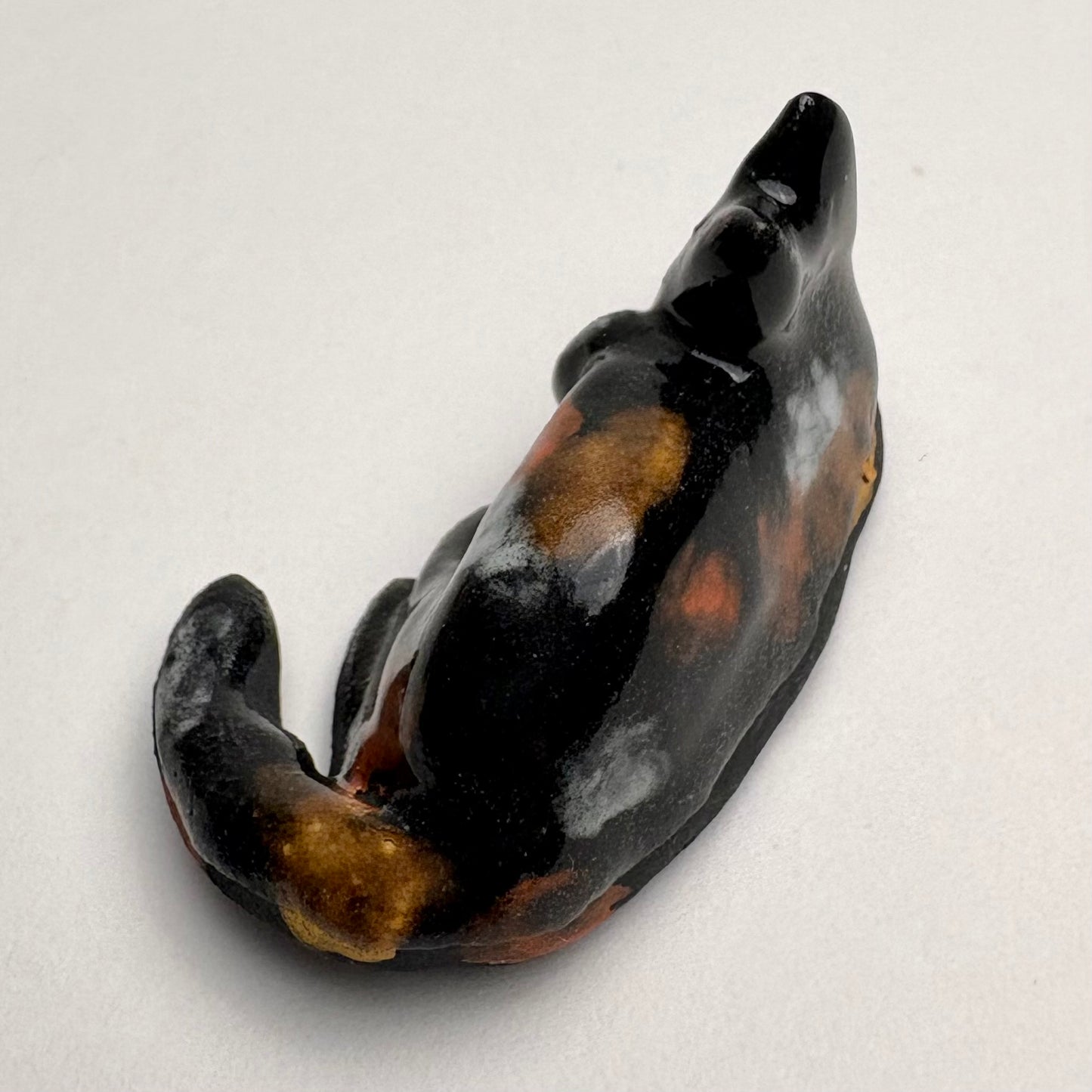 Figurine de chat en céramique écaille de tortue faite à la main – petite sculpture de chat en poterie, chaton calico miniature, petit animal artisanal en argile