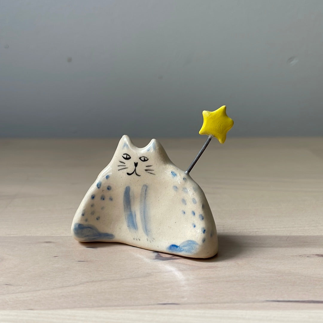 Chat blanc et bleu assis/debout avec étoile : Figurine de chat en céramique faite à la main