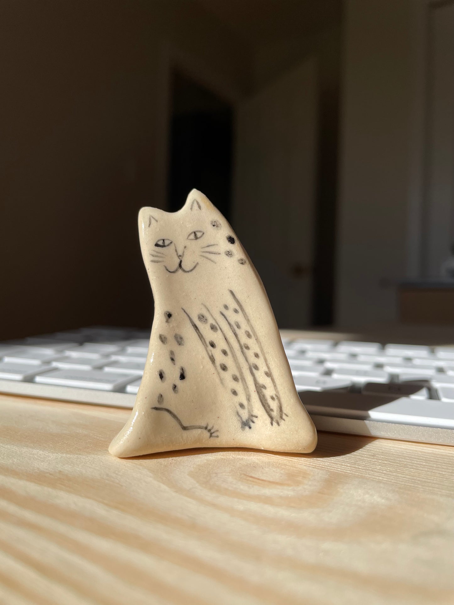 Chaton debout noir et blanc : Figurine de chat en céramique faite à la main