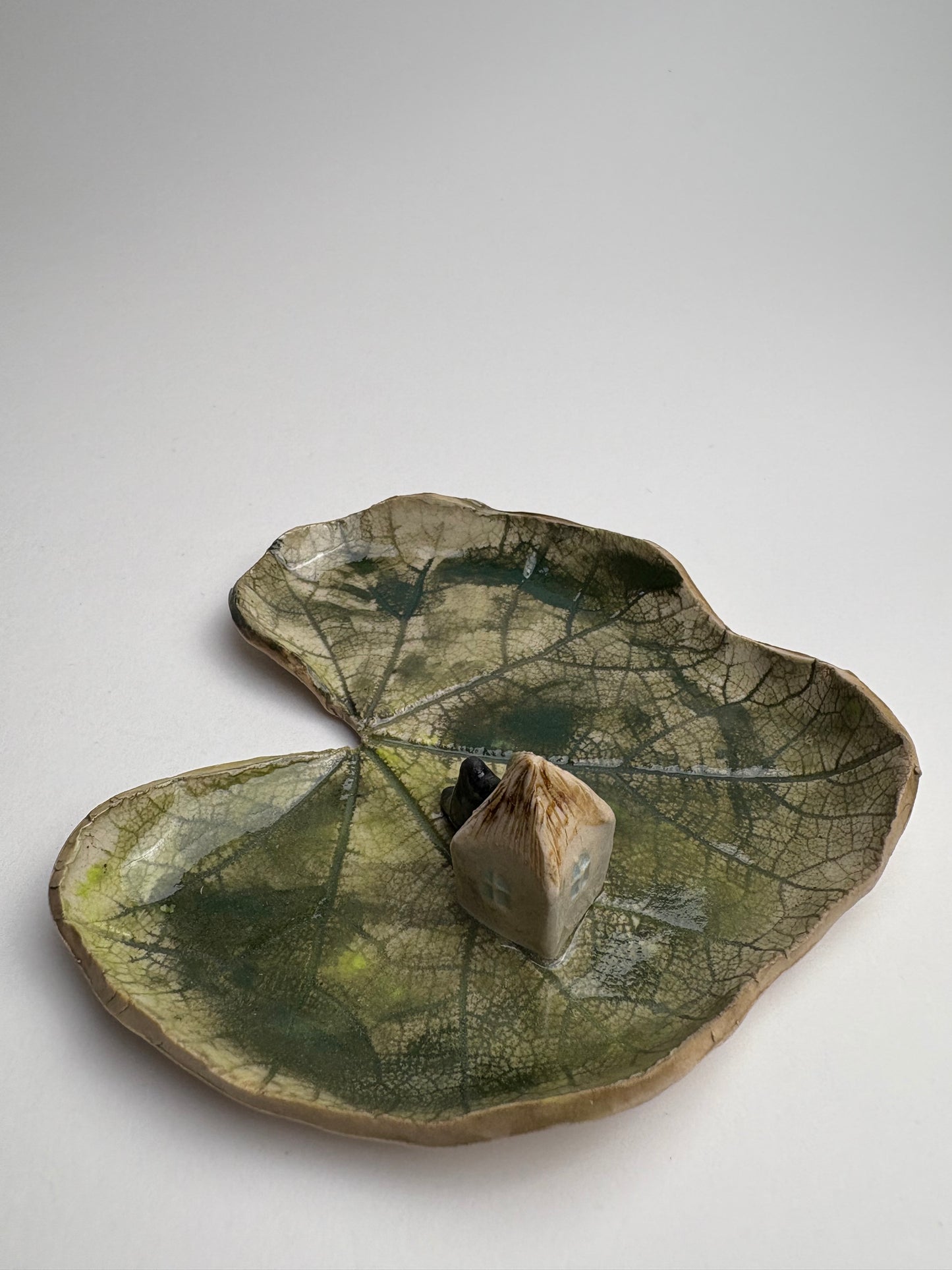 Handmade Ceramic Malva Leaf Dish with Mini House & Cat — Nature-Inspired Trinket Plate