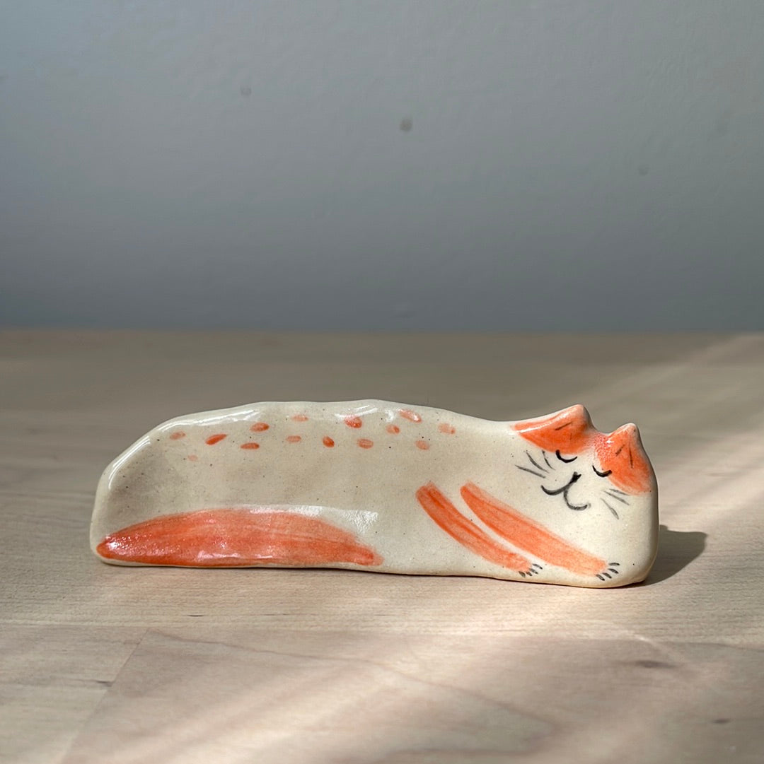 Chat blanc et orange couché sur le côté : Figurine de chat en céramique faite à la main