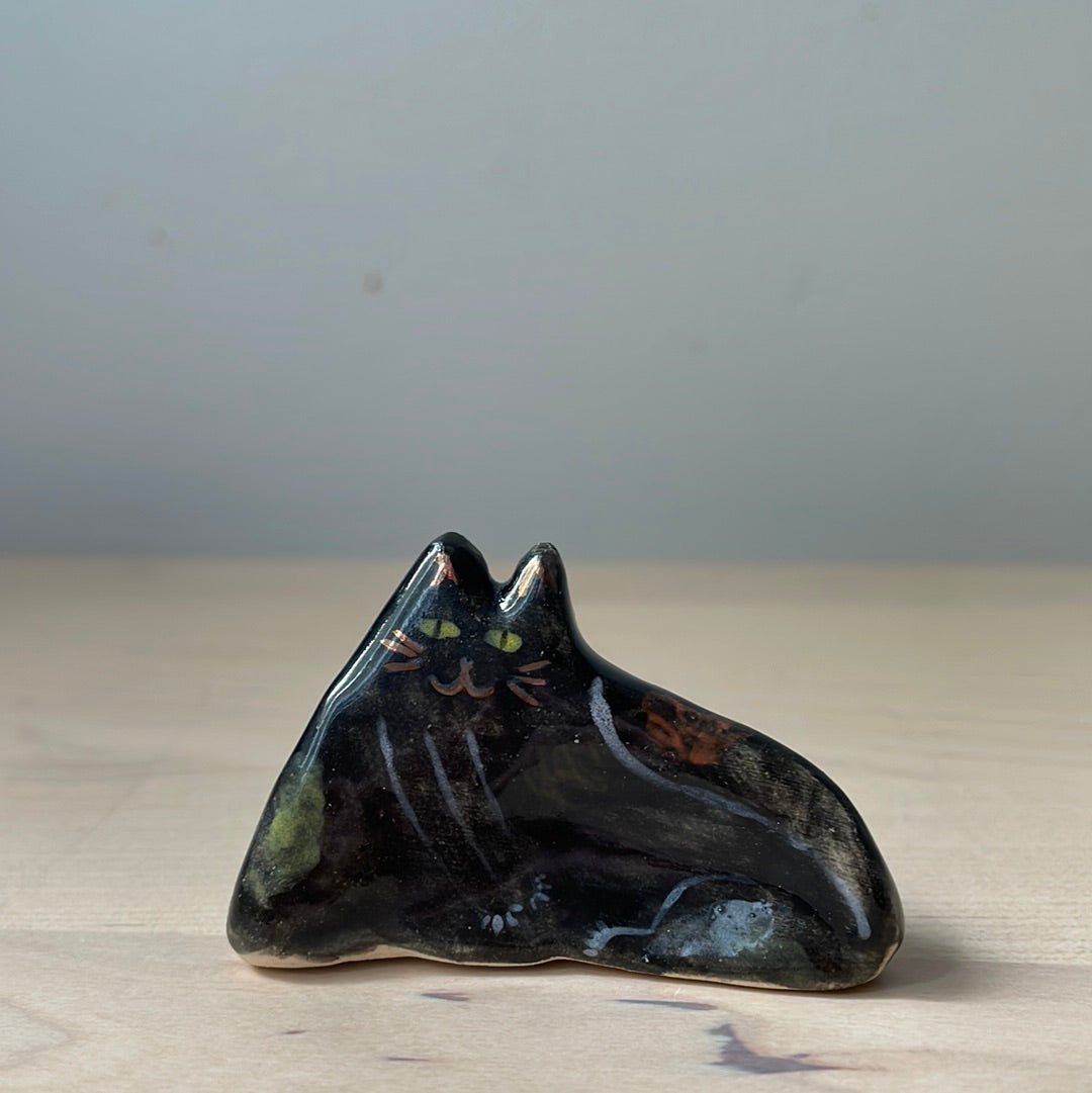 Chat noir assis/debout : Figurine de chat en céramique faite à la main