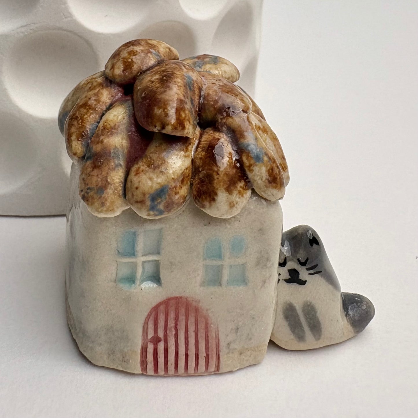 Mini maison en céramique avec chat gris tuxedo – Sculpture de petite maison
