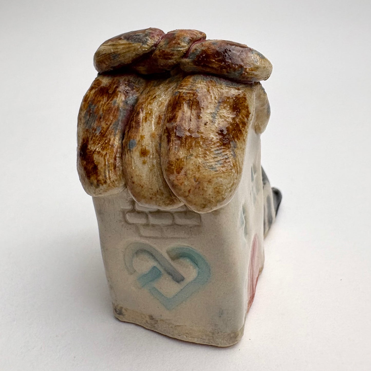 Mini maison en céramique avec chat tuxedo – Tuiles de toit individuelles – Charmant cottage sculpté à la main