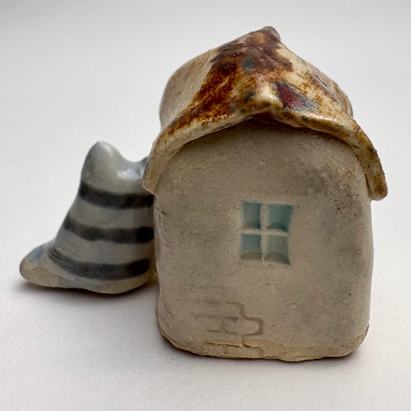 Mini maison en céramique avec chat tuxedo – Tuiles de toit individuelles – Charmant cottage sculpté à la main