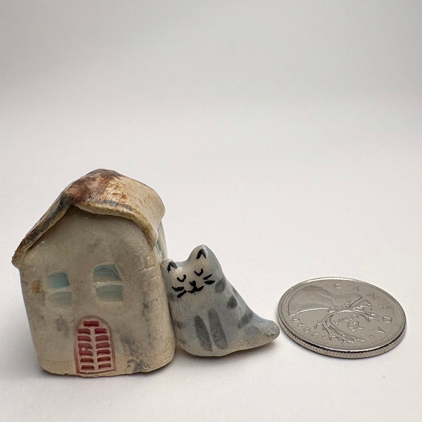 Mini maison en céramique avec chat tuxedo – Tuiles de toit individuelles – Charmant cottage sculpté à la main