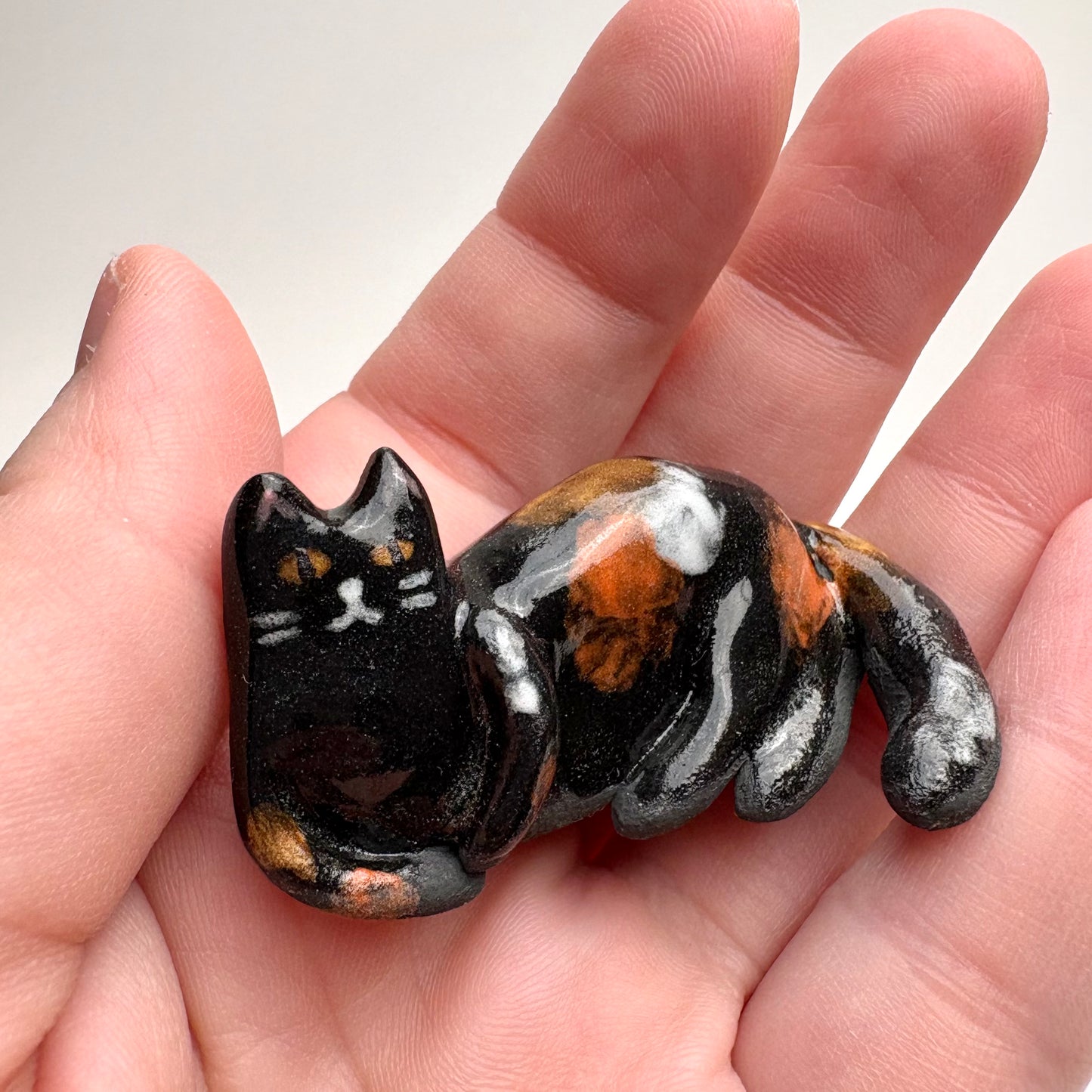 Figurine de chat en céramique écaille de tortue faite à la main – petite sculpture de chat en poterie, chaton calico miniature, petit animal artisanal en argile