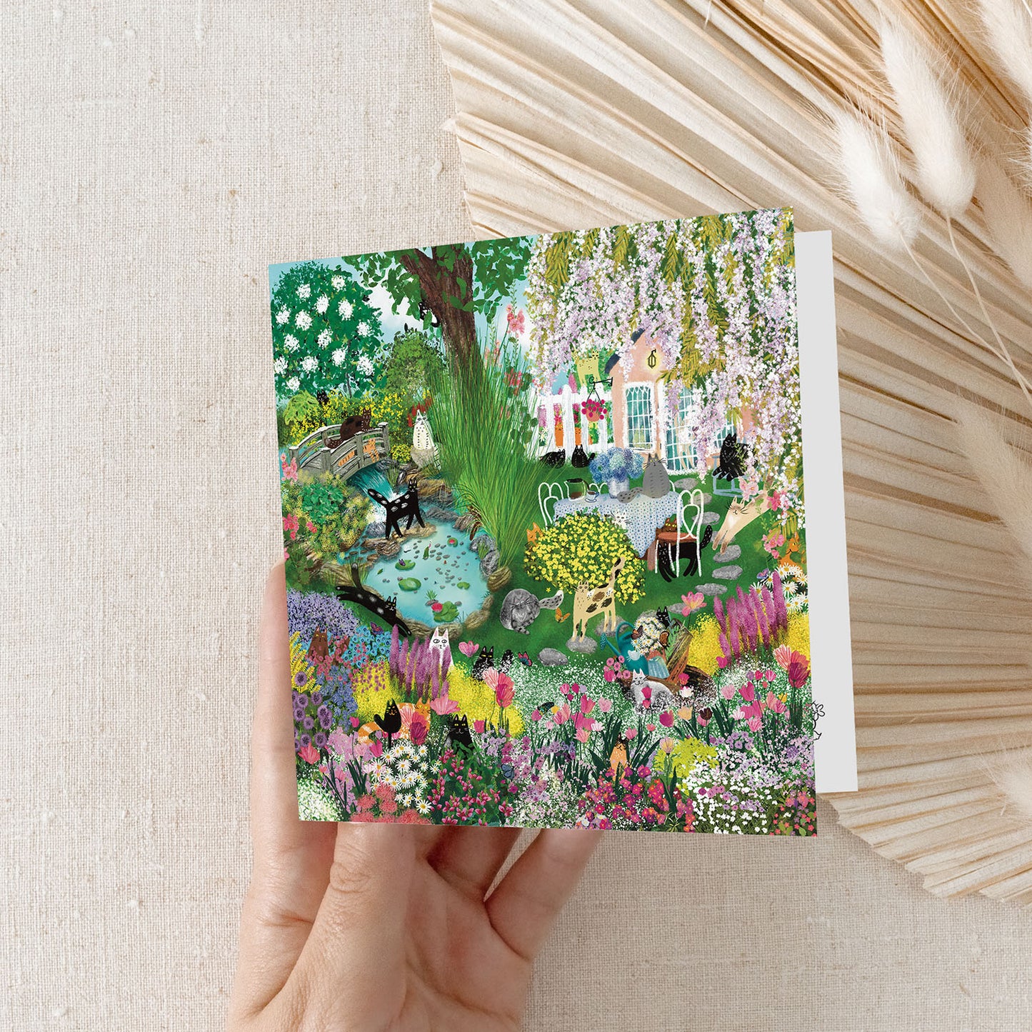 Carte de vœux Whiskerful Garden Delight 5x5 – Fleurie de chats, de fleurs et de charme purrfect