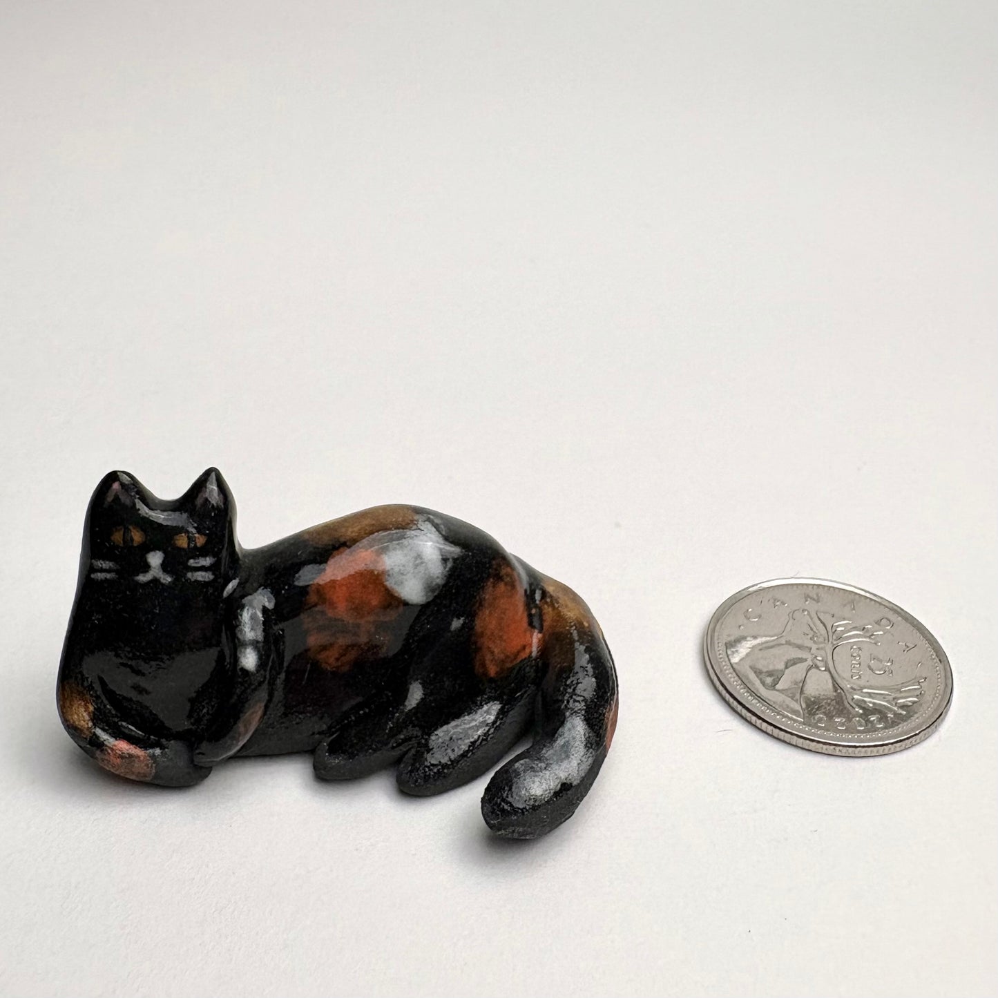 Figurine de chat en céramique écaille de tortue faite à la main – petite sculpture de chat en poterie, chaton calico miniature, petit animal artisanal en argile