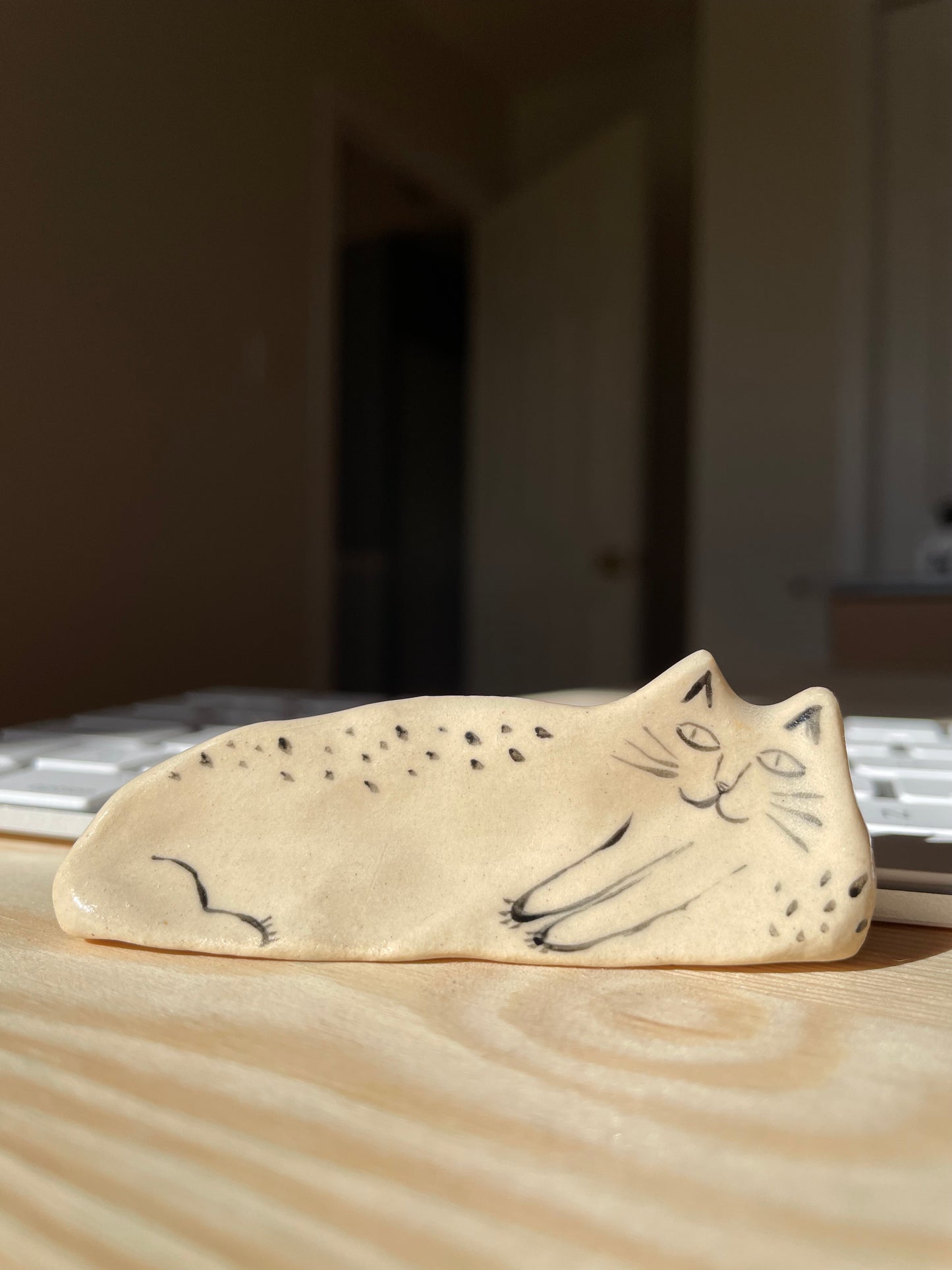 Chat noir et blanc couché sur le côté : Figurine de chat en céramique faite à la main